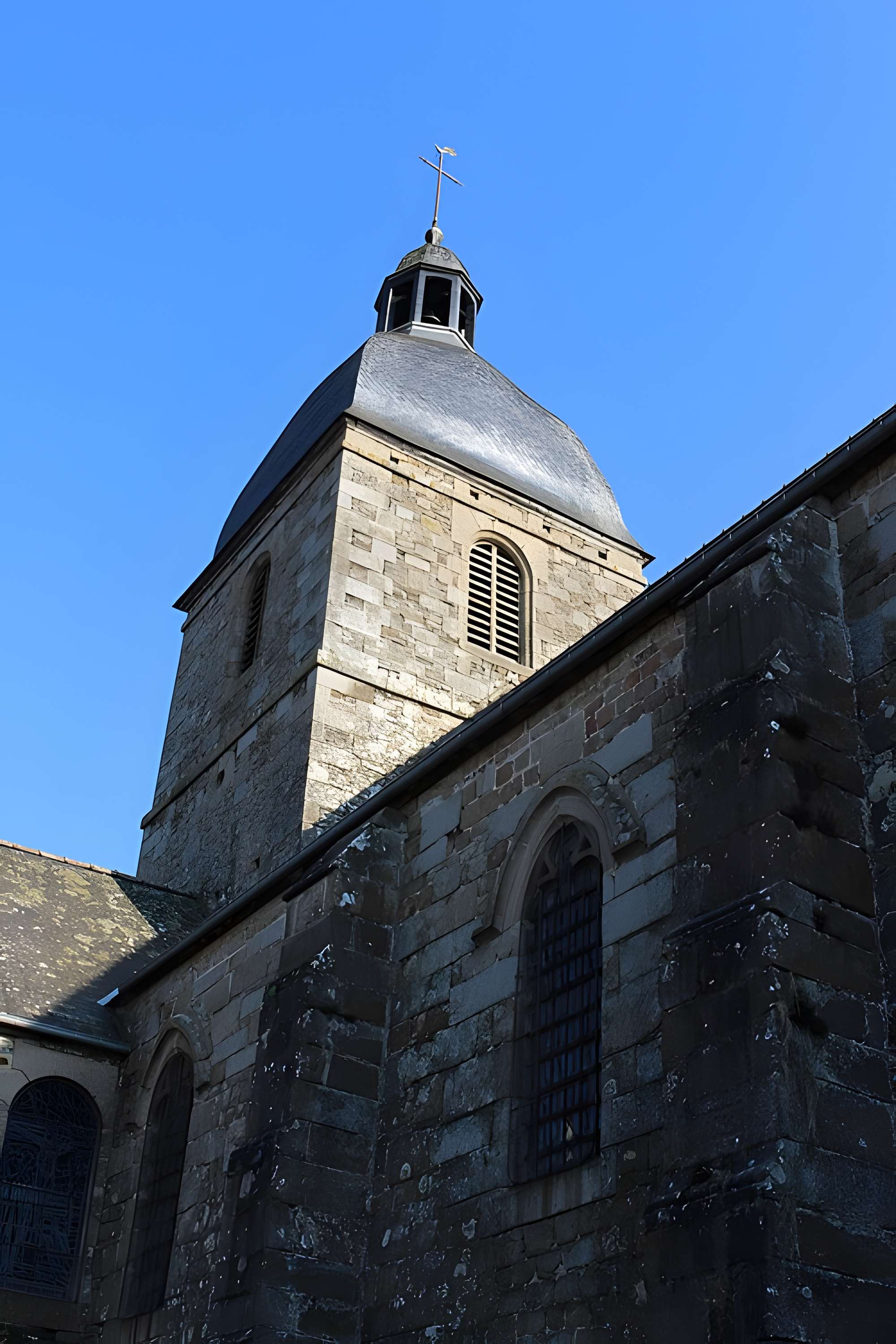 Eglise et le cimetière qui l'entoure