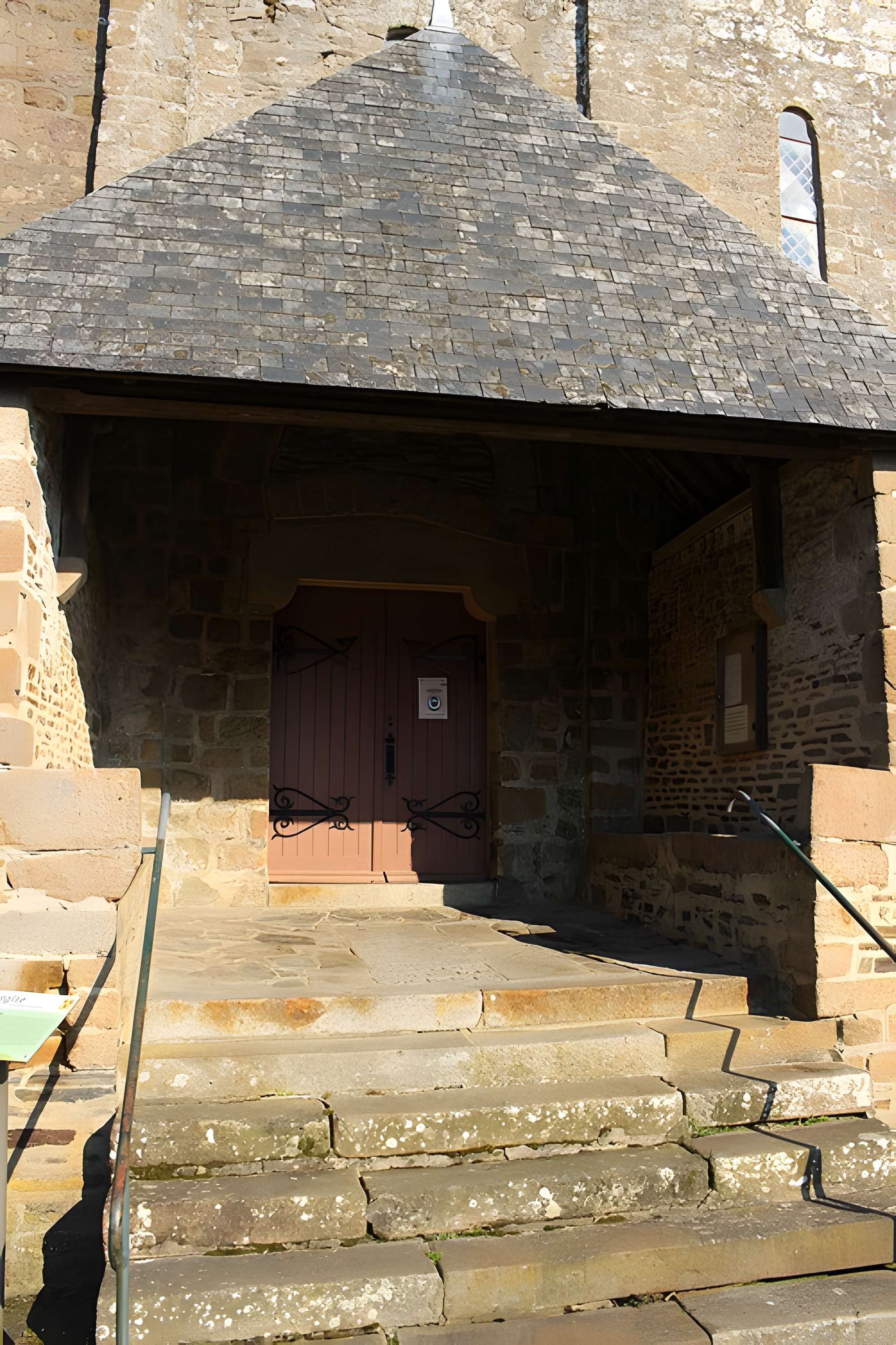 Eglise et le cimetière qui l'entoure