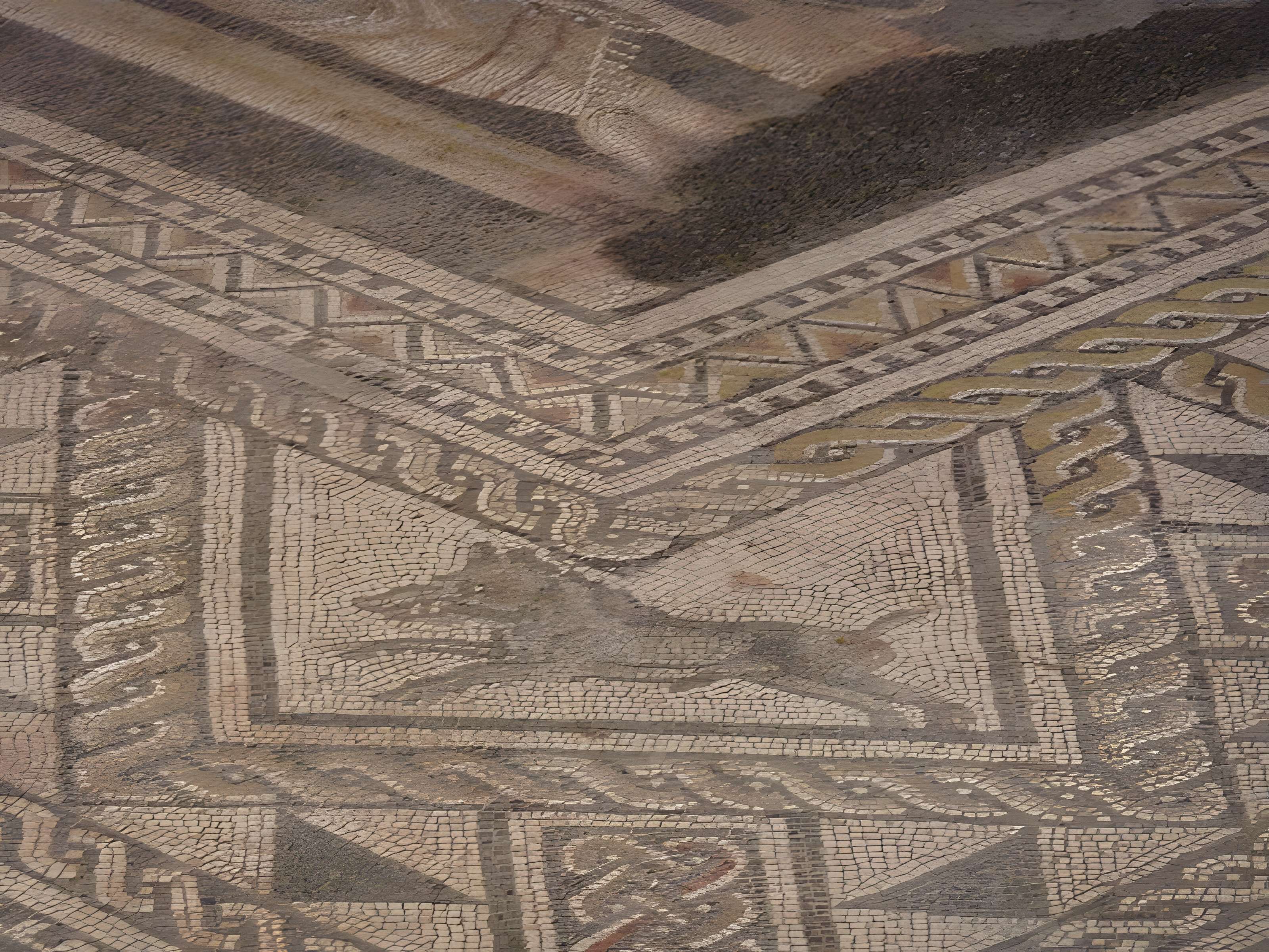 Basilique et Mosaïque romaine de Grand