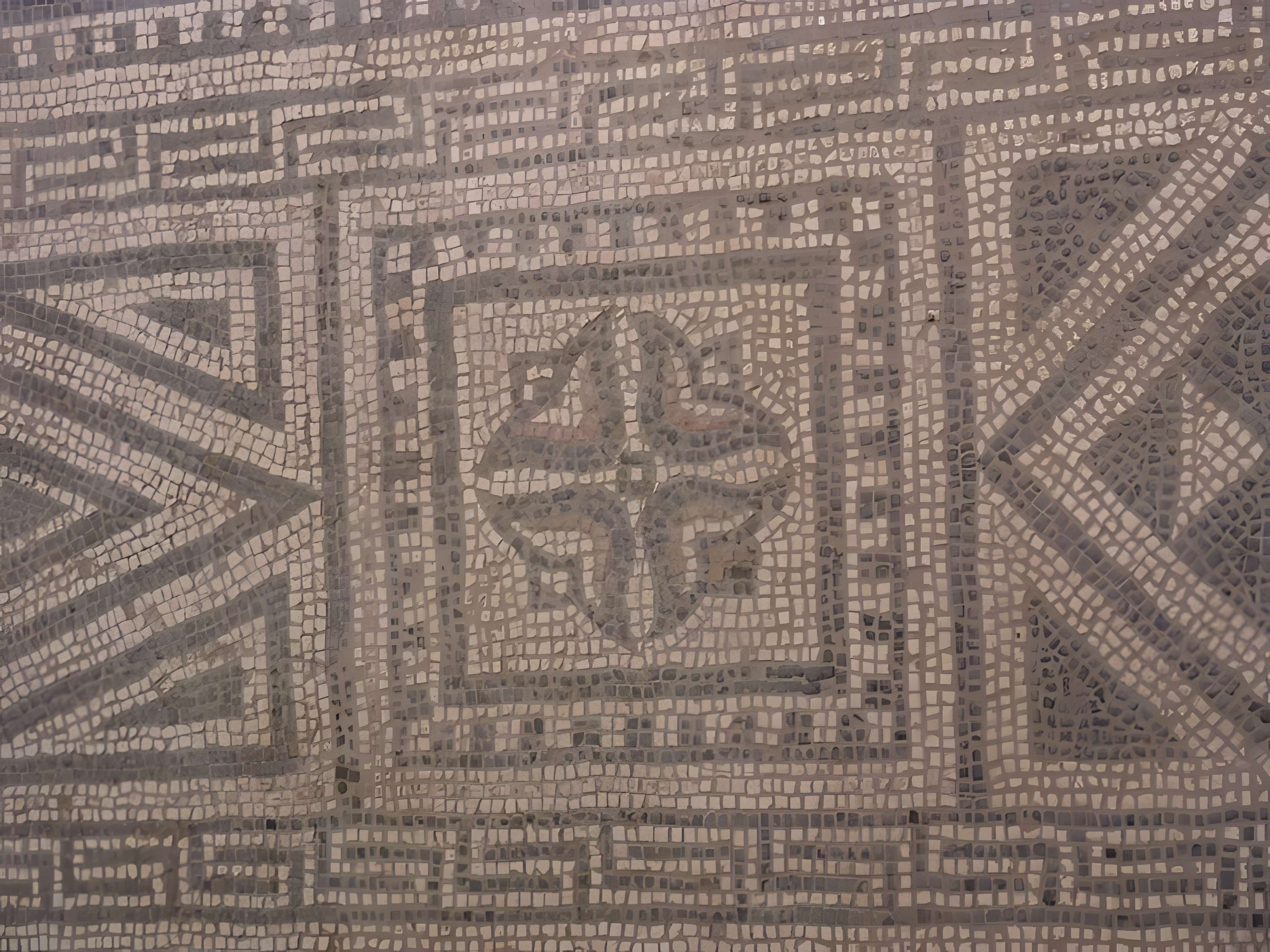 Basilique et Mosaïque romaine de Grand