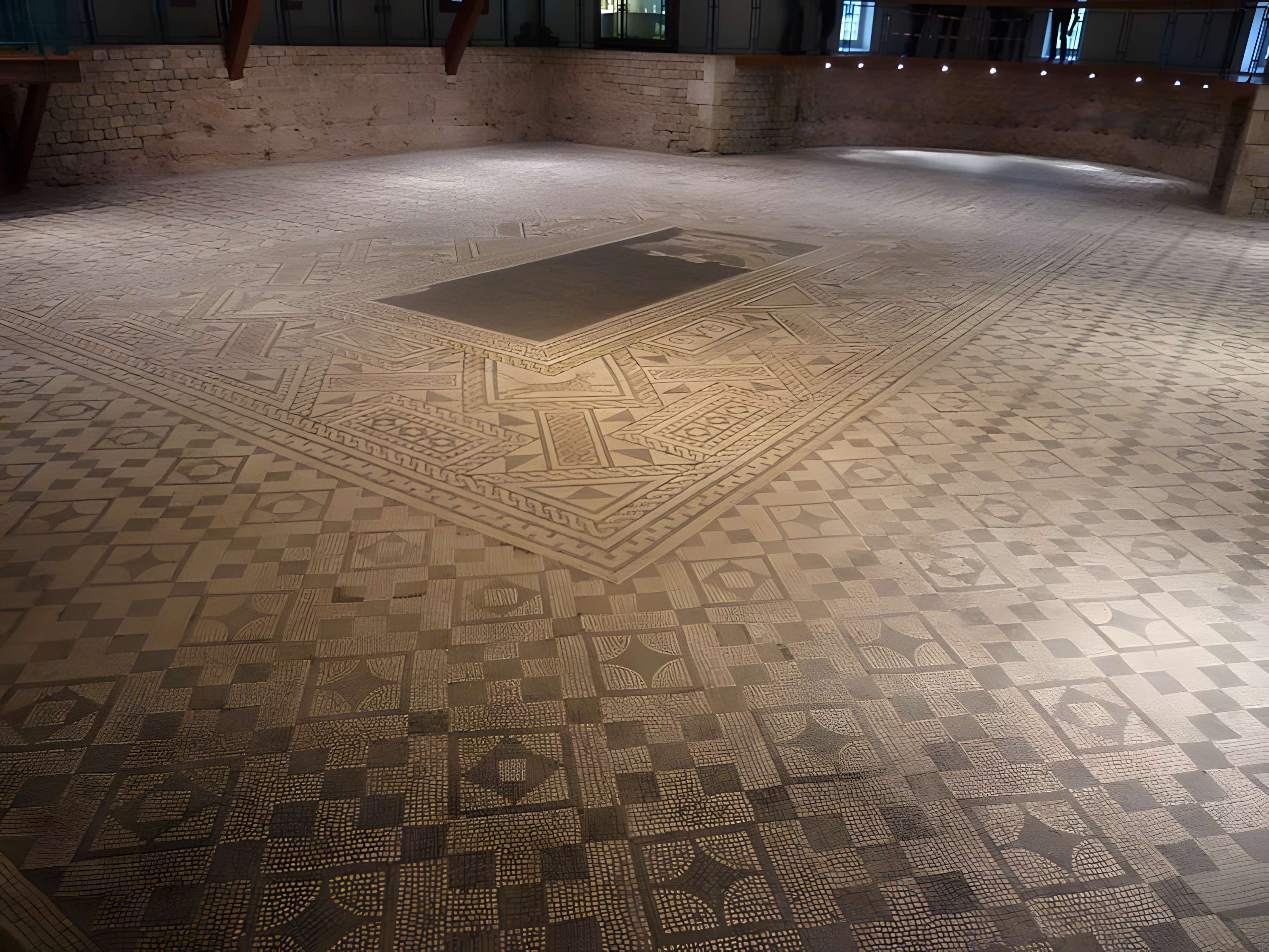 Basilique et Mosaïque romaine de Grand