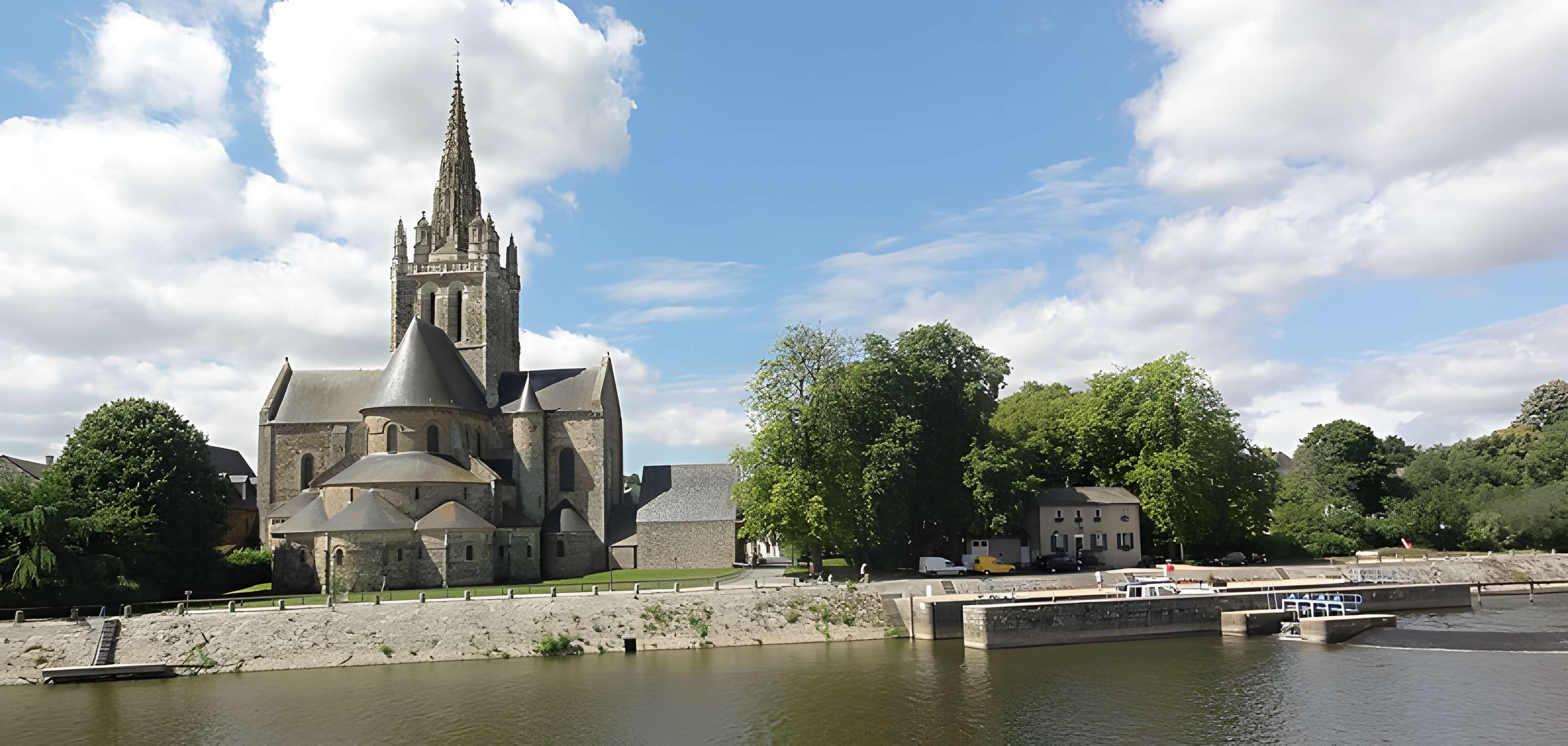 Basilique Notre-Dame d'Avesnières à Laval