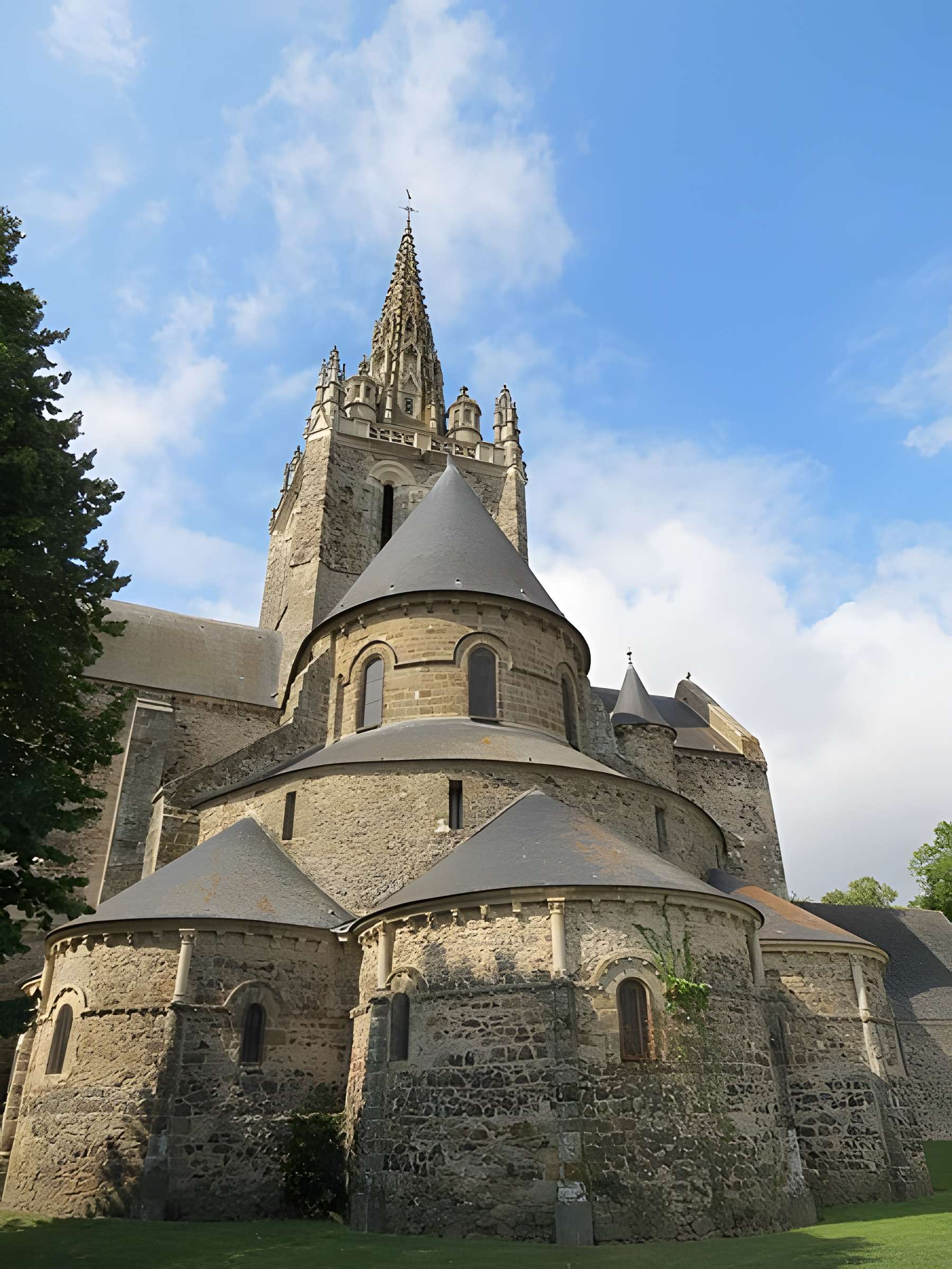Basilique Notre-Dame d'Avesnières à Laval
