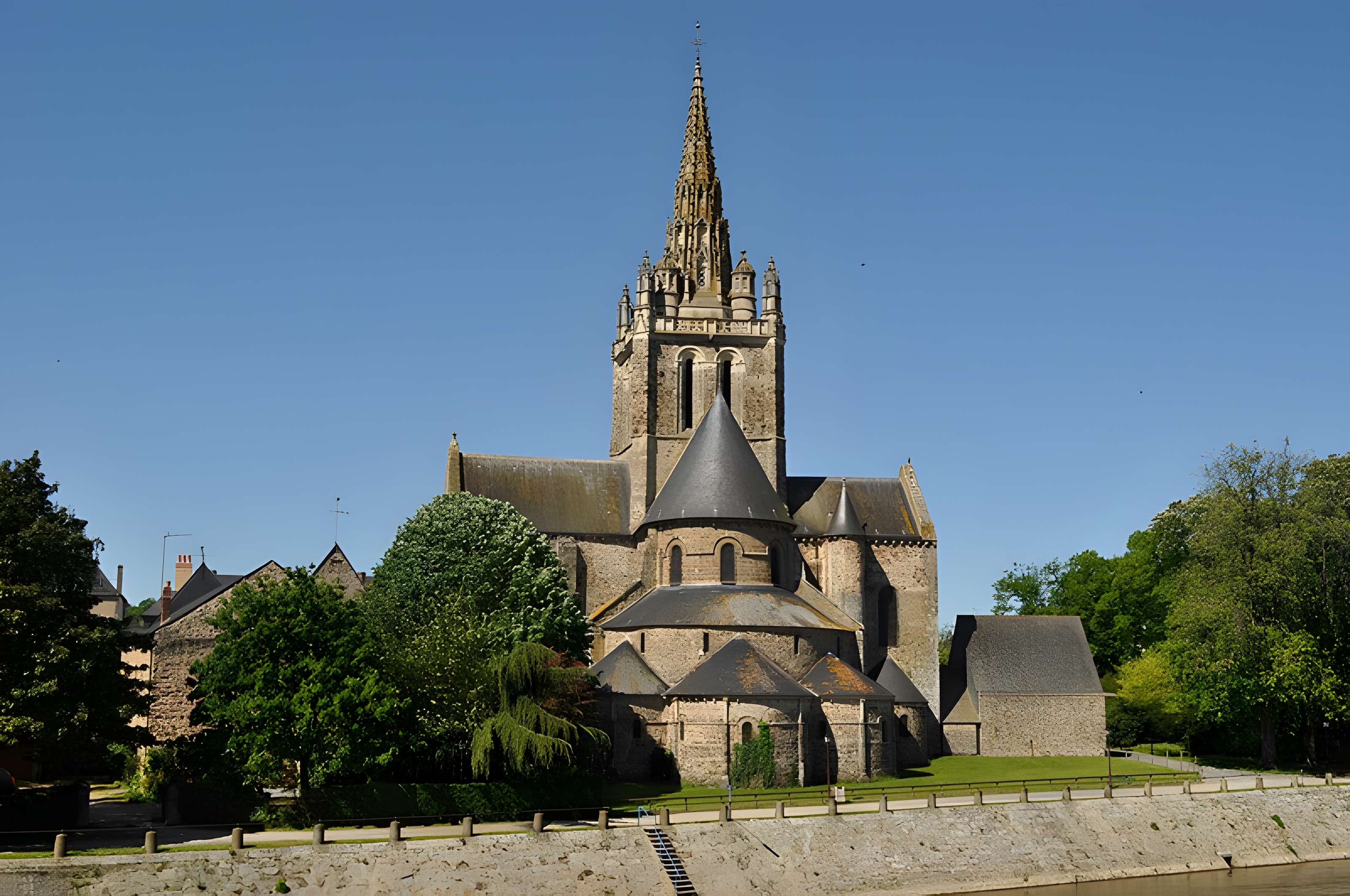 Basilique Notre-Dame d'Avesnières à Laval