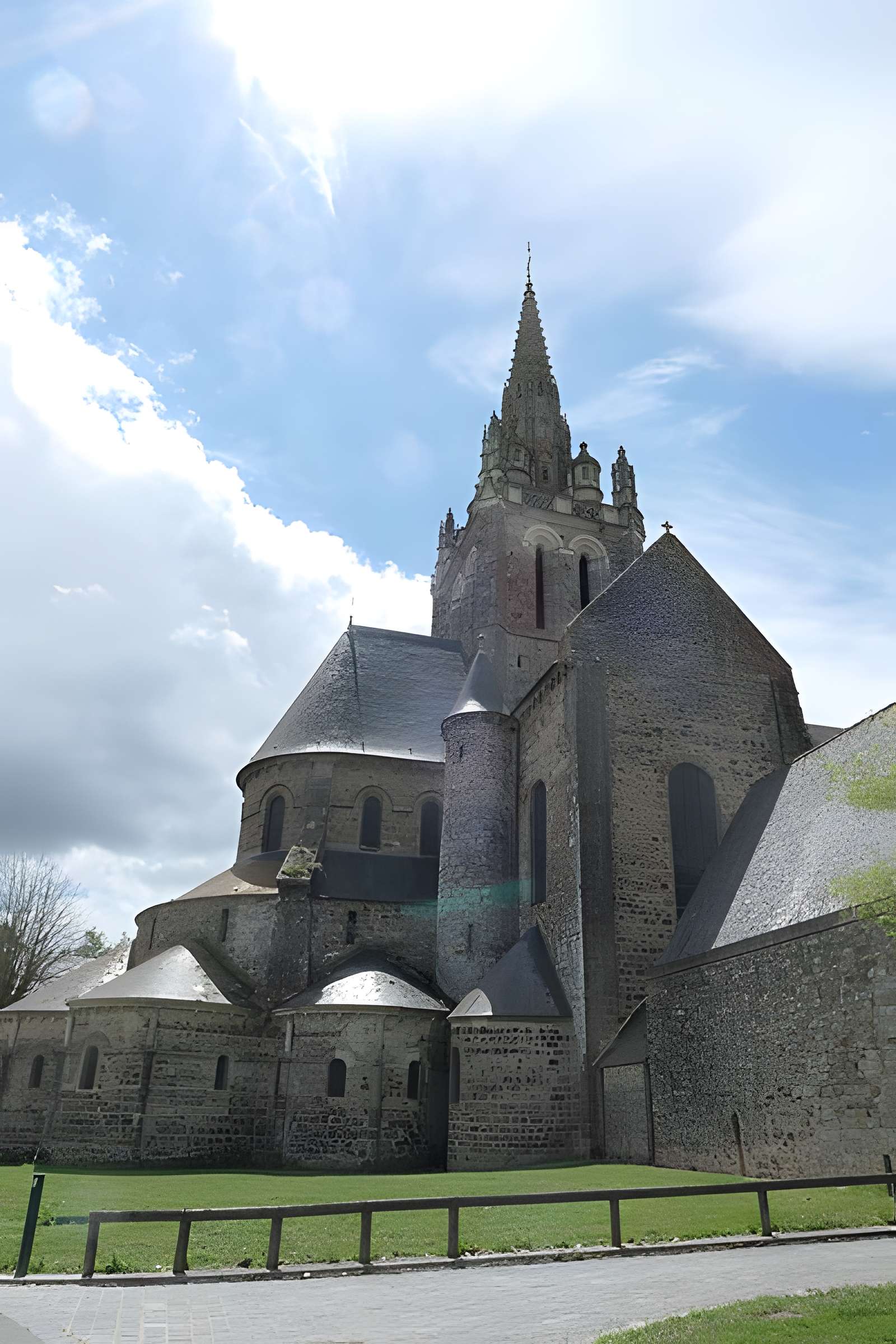 Basilique Notre-Dame d'Avesnières à Laval