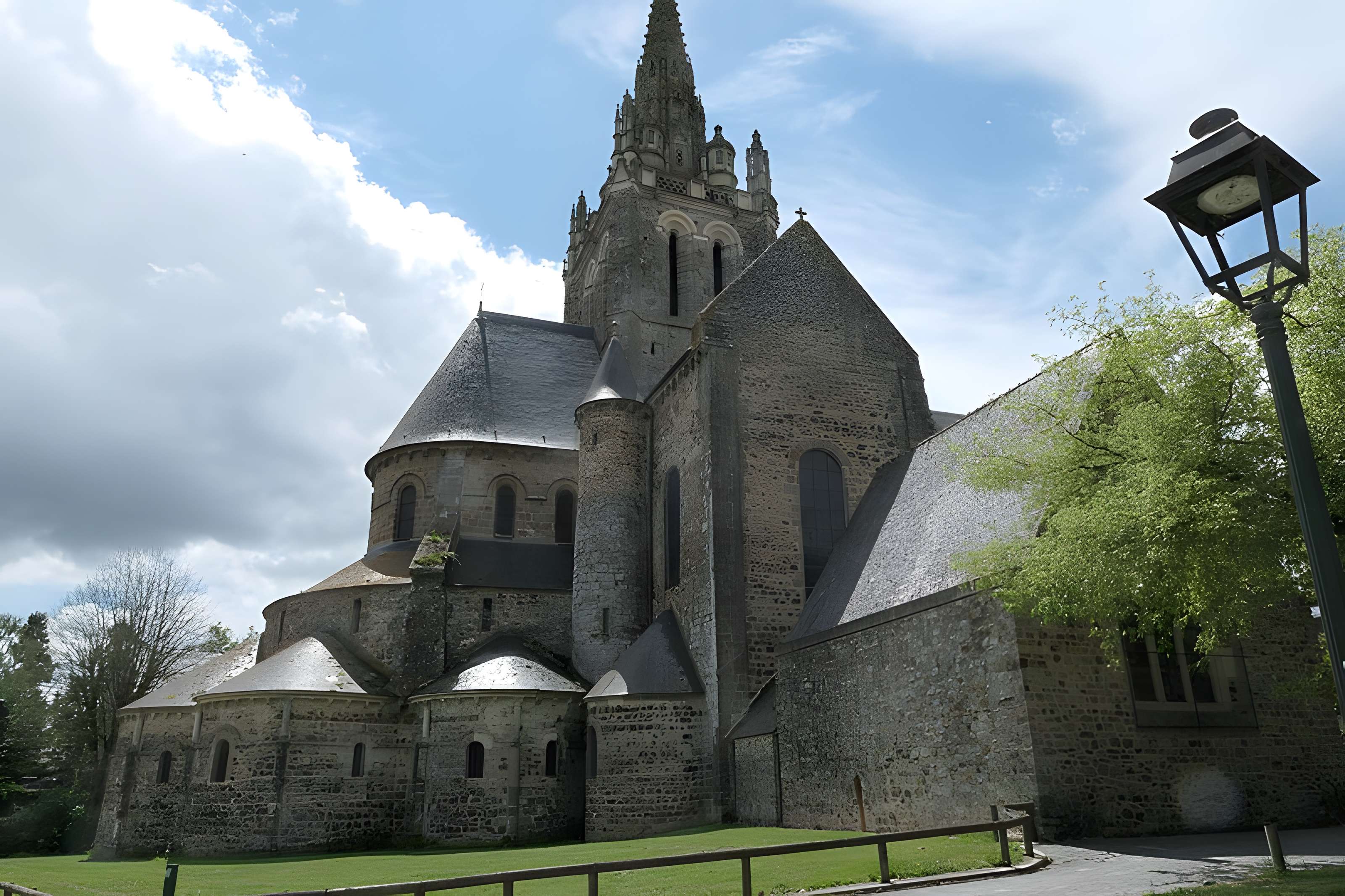 Basilique Notre-Dame d'Avesnières à Laval