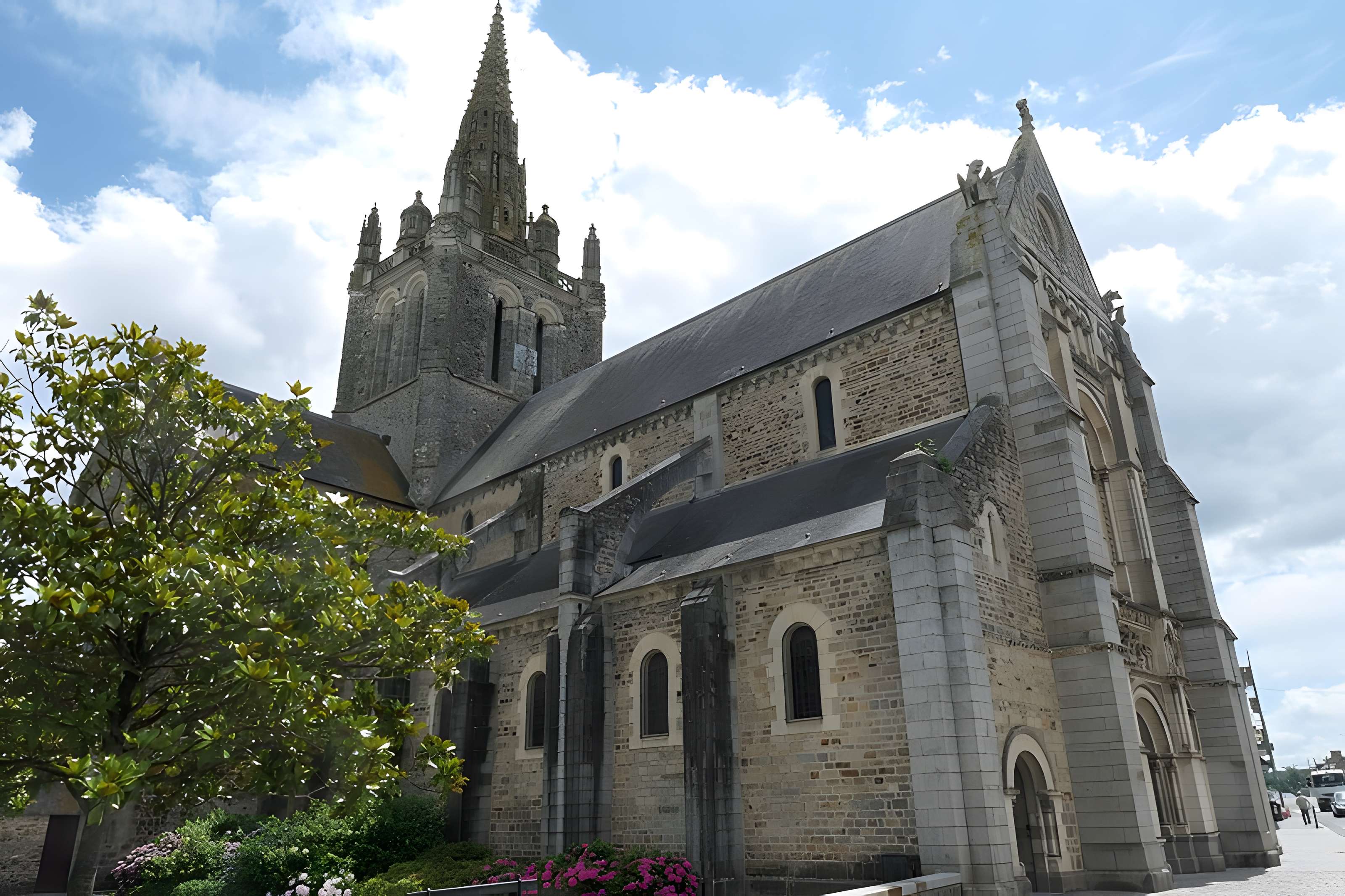 Basilique Notre-Dame d'Avesnières à Laval