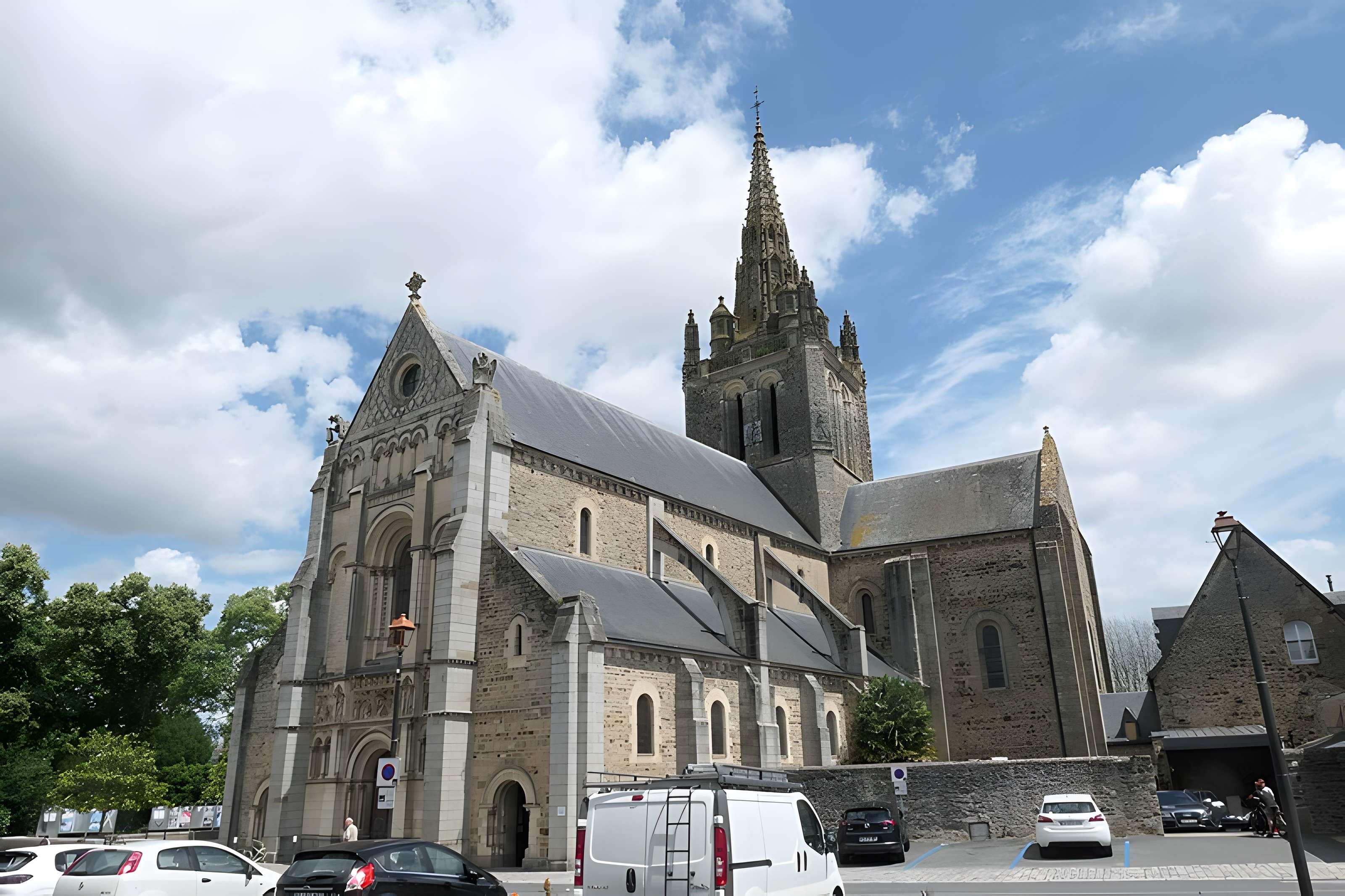 Basilique Notre-Dame d'Avesnières à Laval