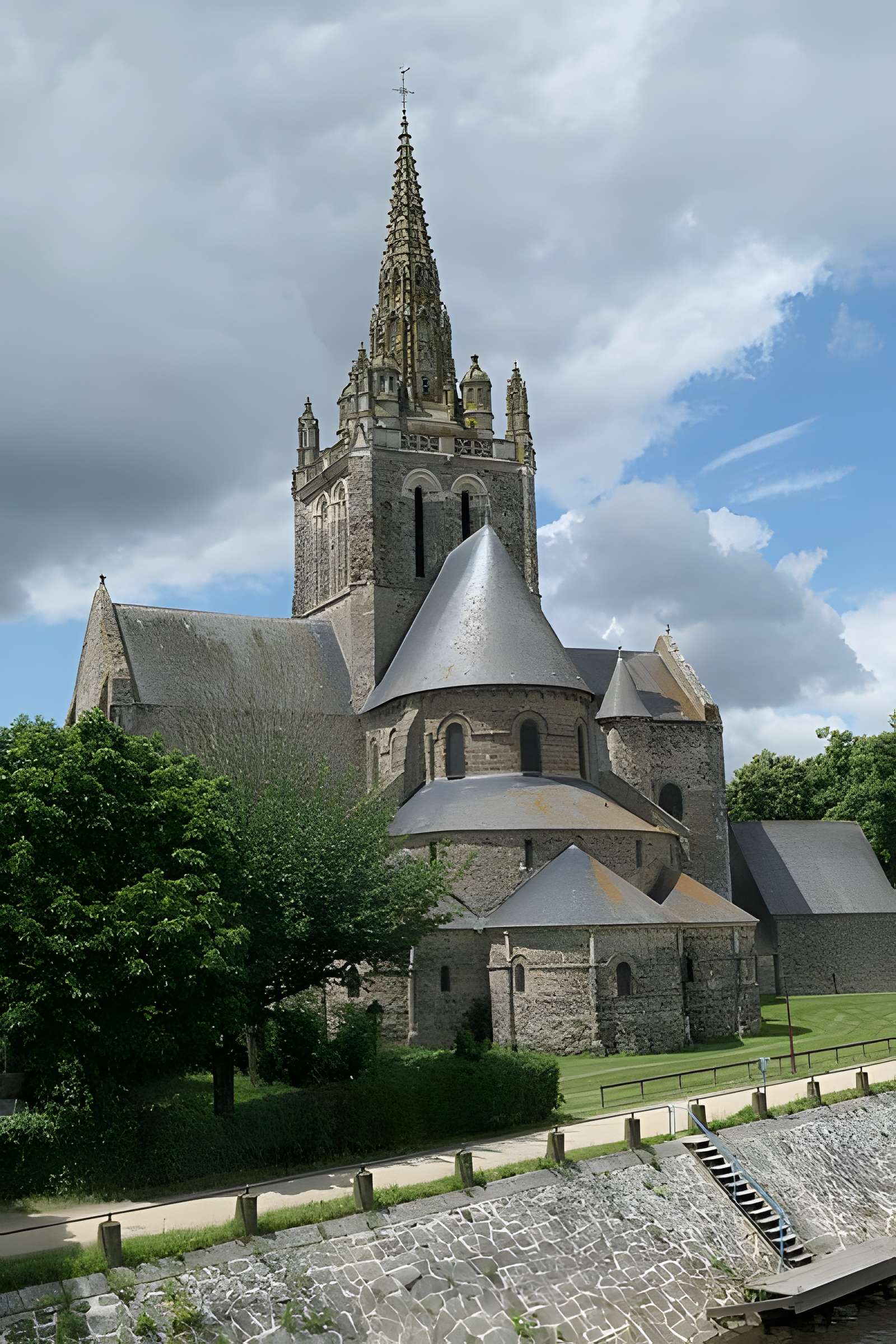 Basilique Notre-Dame d'Avesnières à Laval