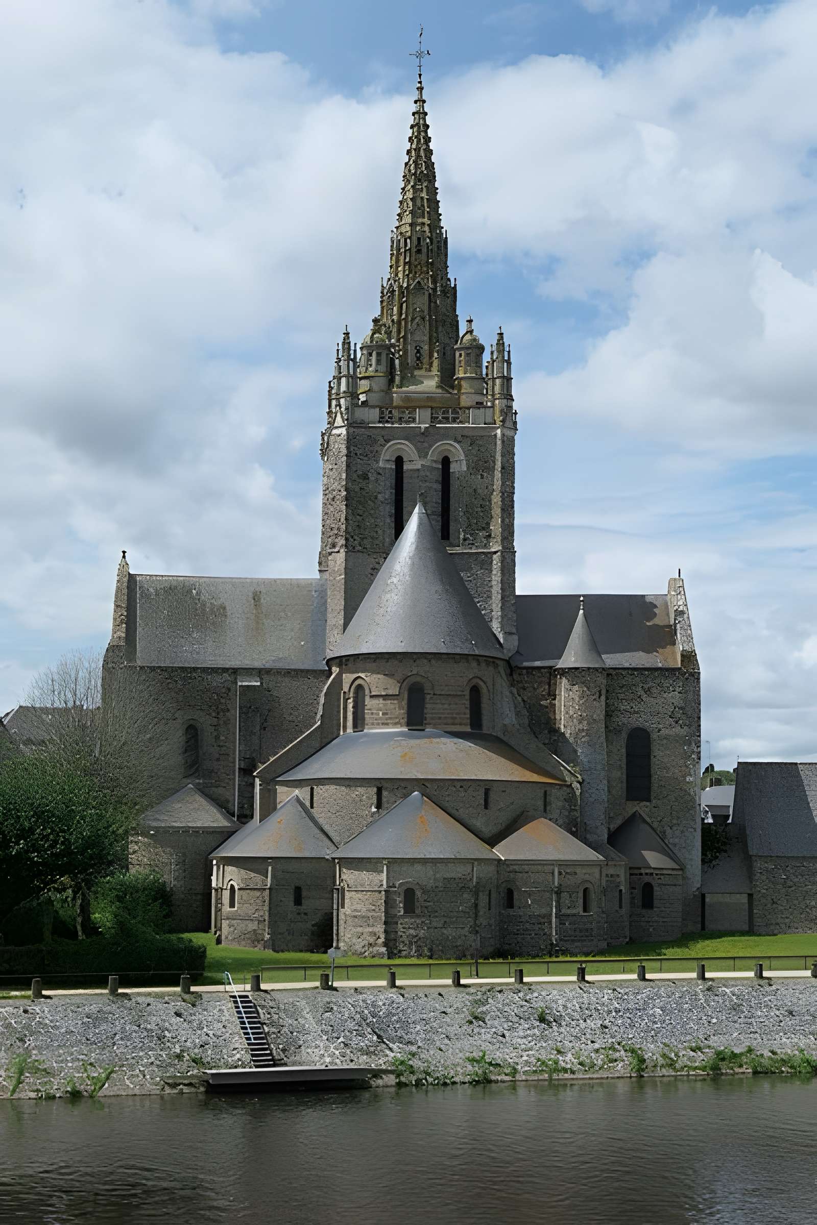 Basilique Notre-Dame d'Avesnières à Laval