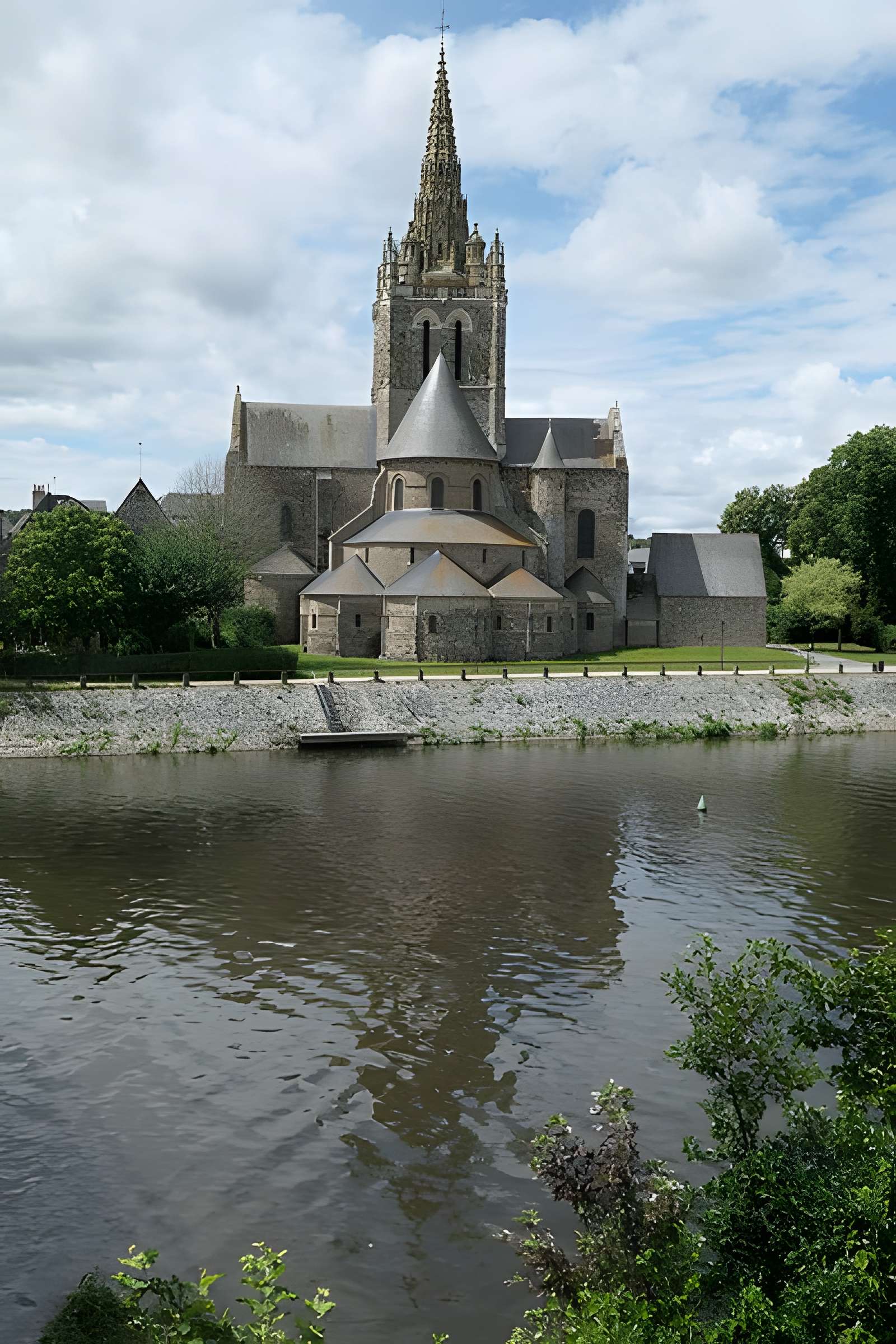 Basilique Notre-Dame d'Avesnières à Laval
