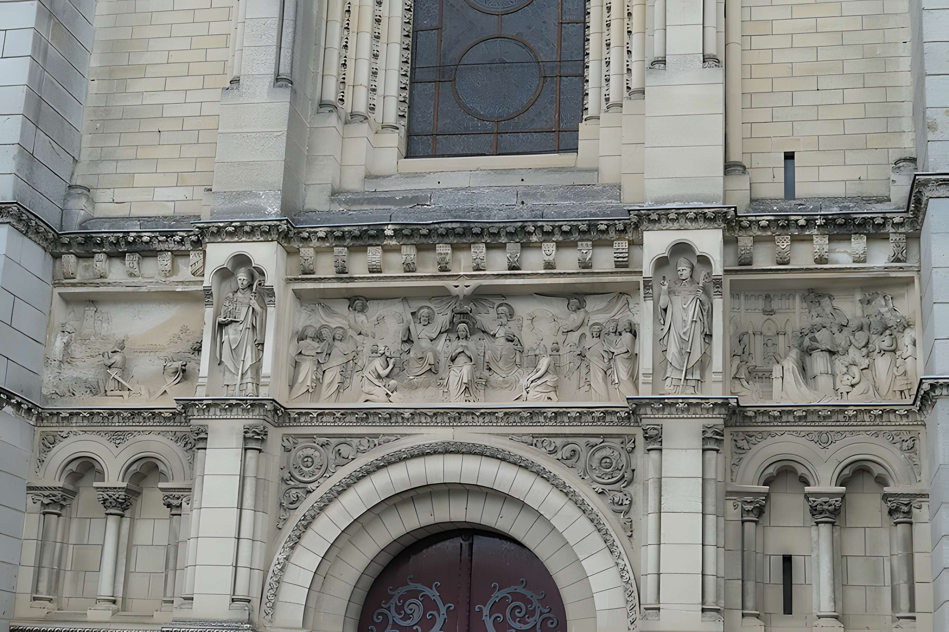Basilique Notre-Dame d'Avesnières à Laval