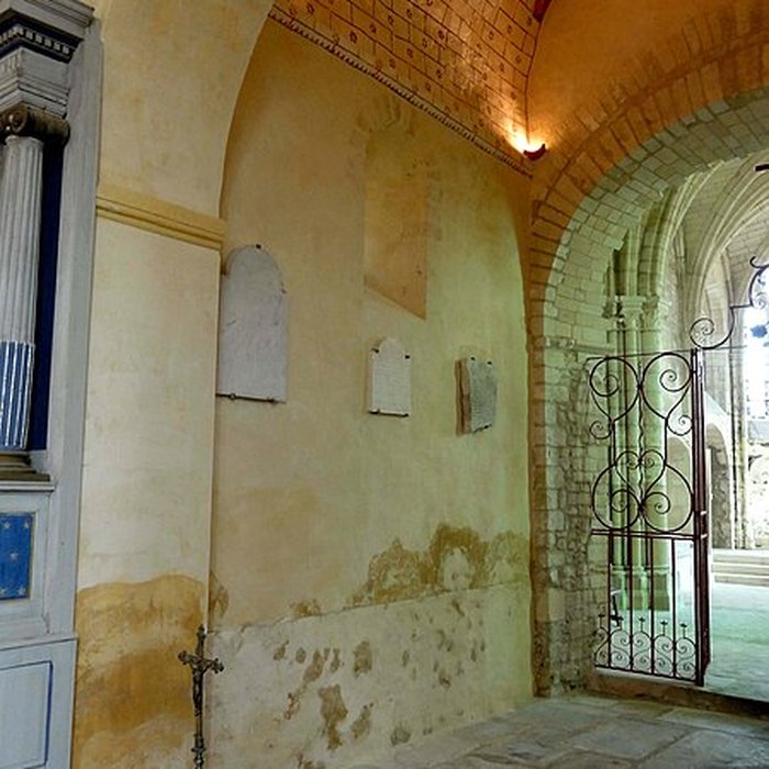 Photo de Église Saint-Martin dOmerville et 2 croix