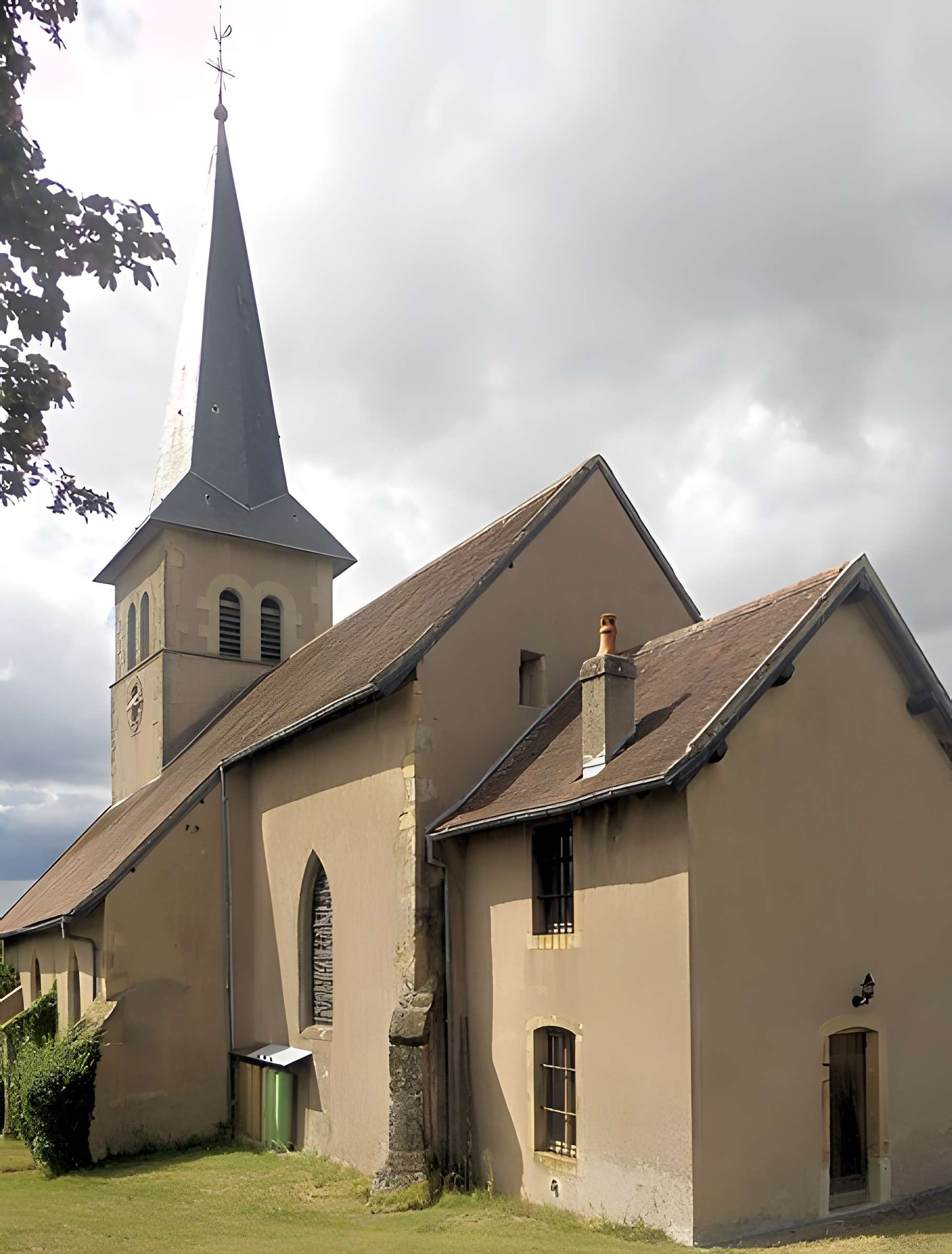 Église Saint-Maurice de Domèvre-sur-Durbion et croix