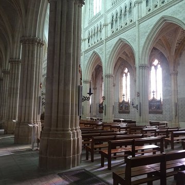 Basilique Notre-Dame-des-Enfants de Châteauneuf-sur-Cher