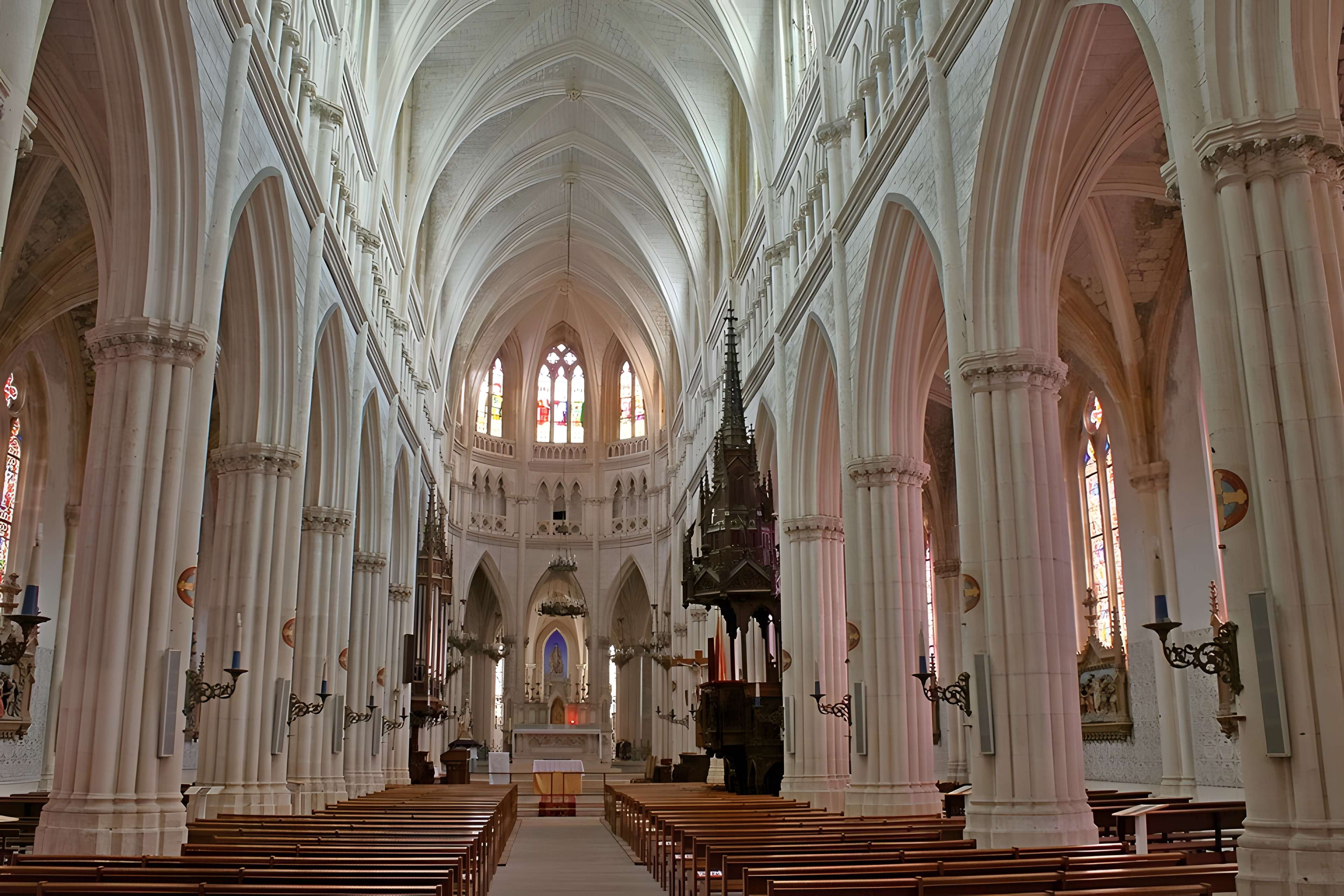 Basilique Notre-Dame-des-Enfants de Châteauneuf-sur-Cher