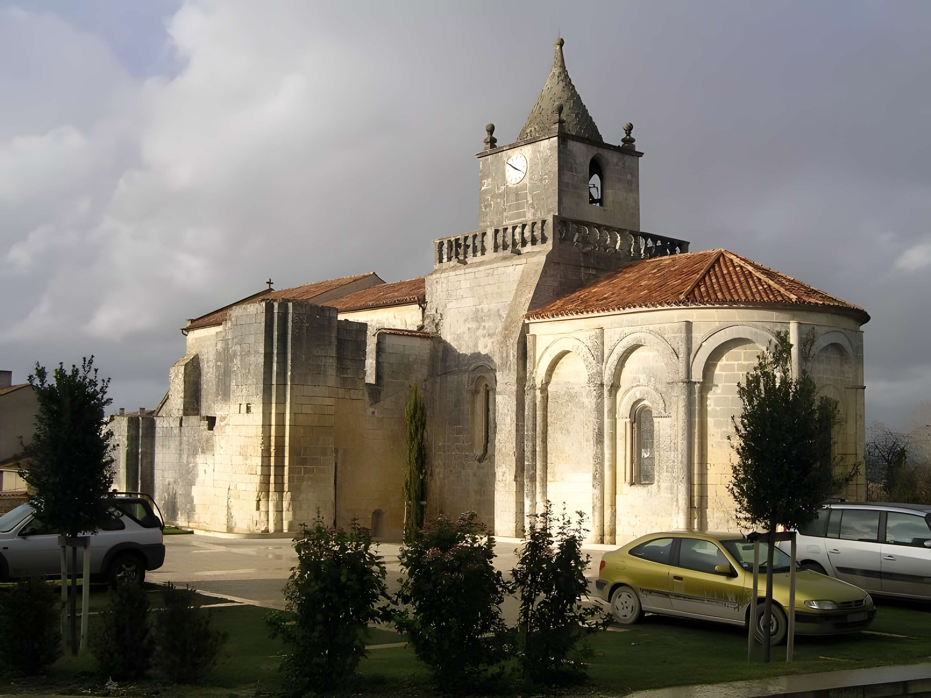 Église Saint-Maxime de Saint-Même-les-Carrières 