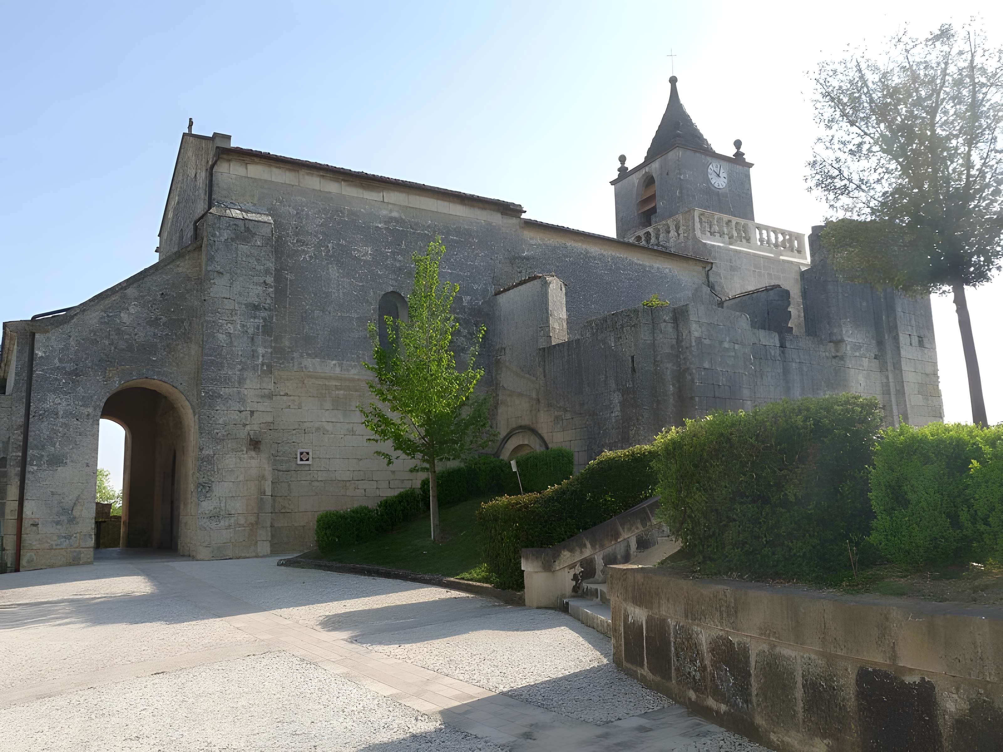 Église Saint-Maxime de Saint-Même-les-Carrières