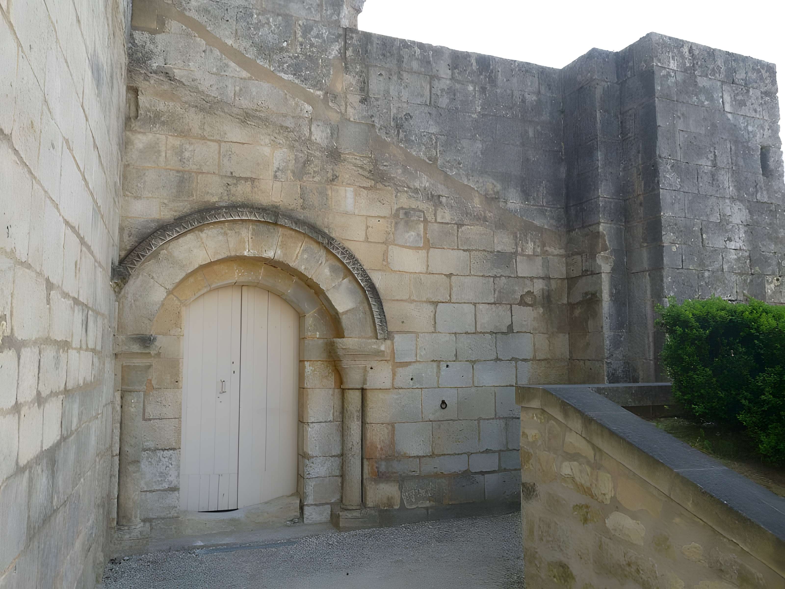 Église Saint-Maxime de Saint-Même-les-Carrières