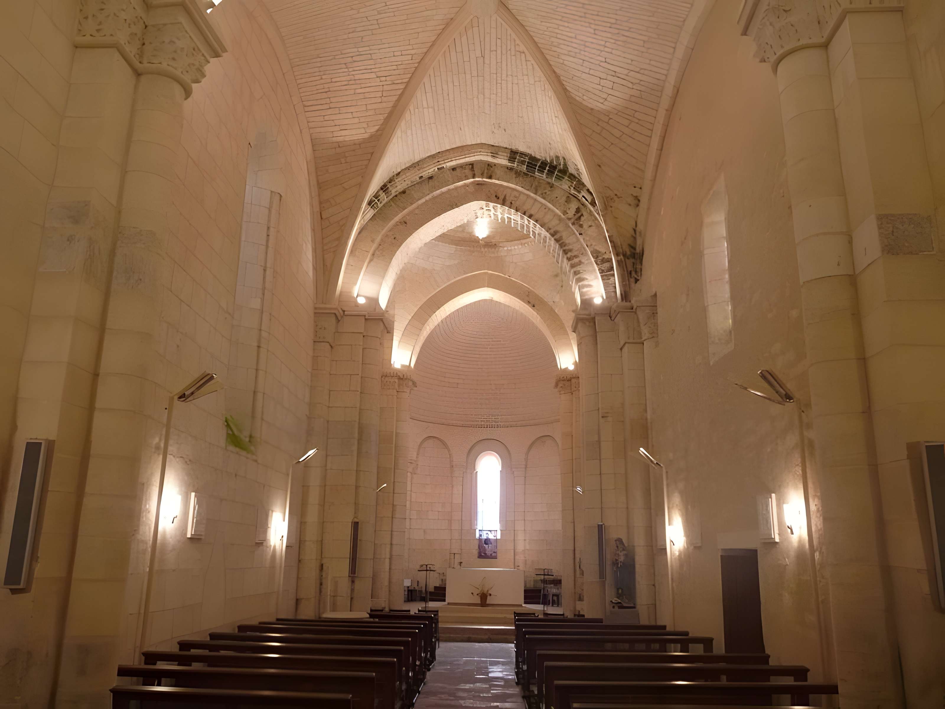 Église Saint-Maxime de Saint-Même-les-Carrières