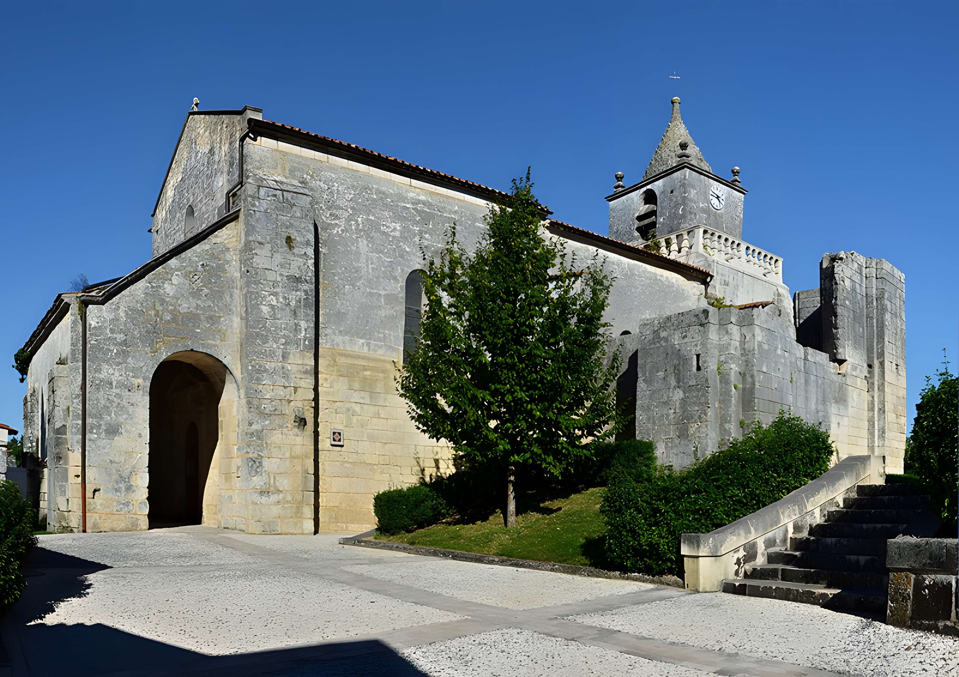 Église Saint-Maxime de Saint-Même-les-Carrières