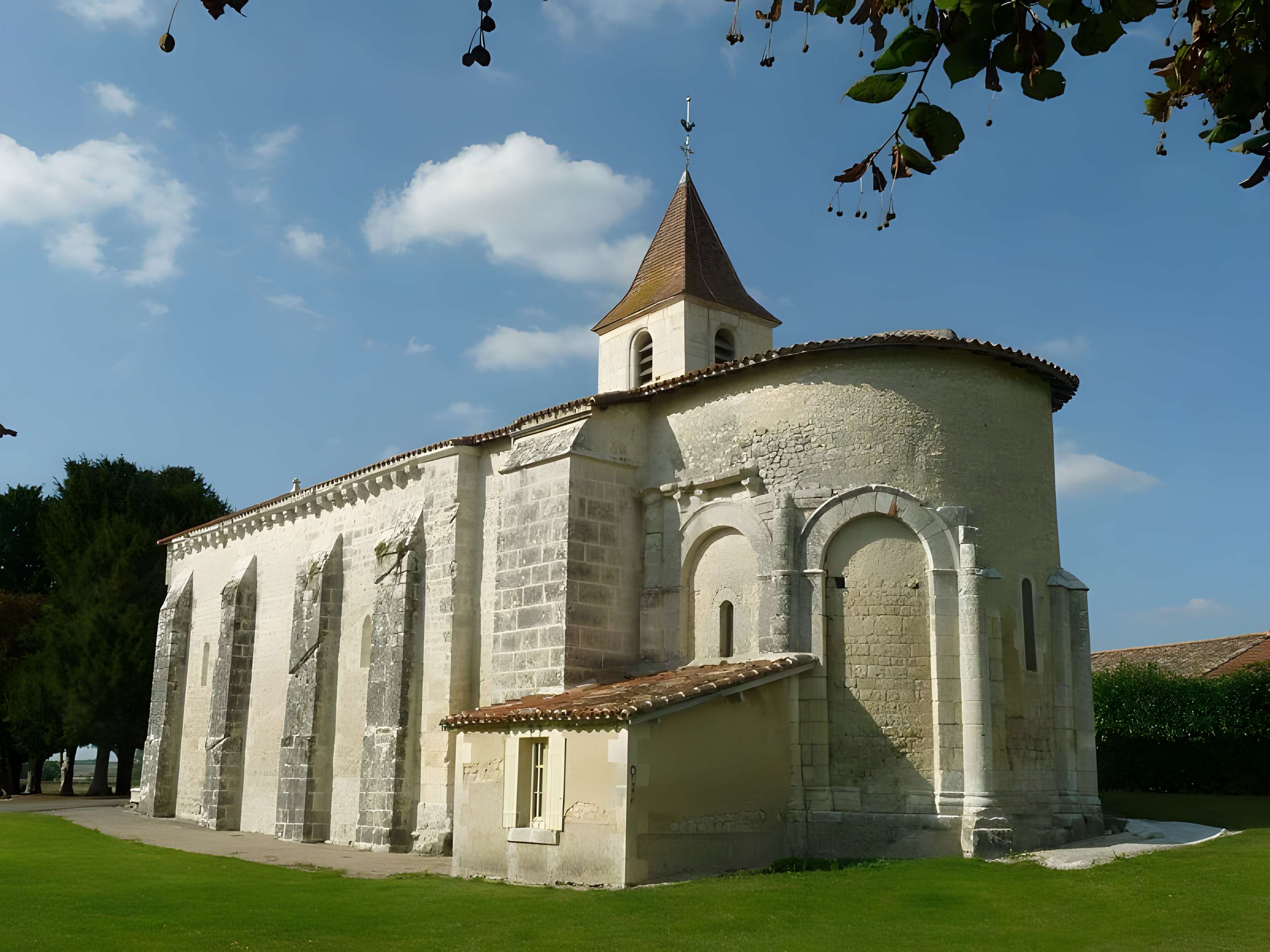 Église Saint-Médard de Ladiville 