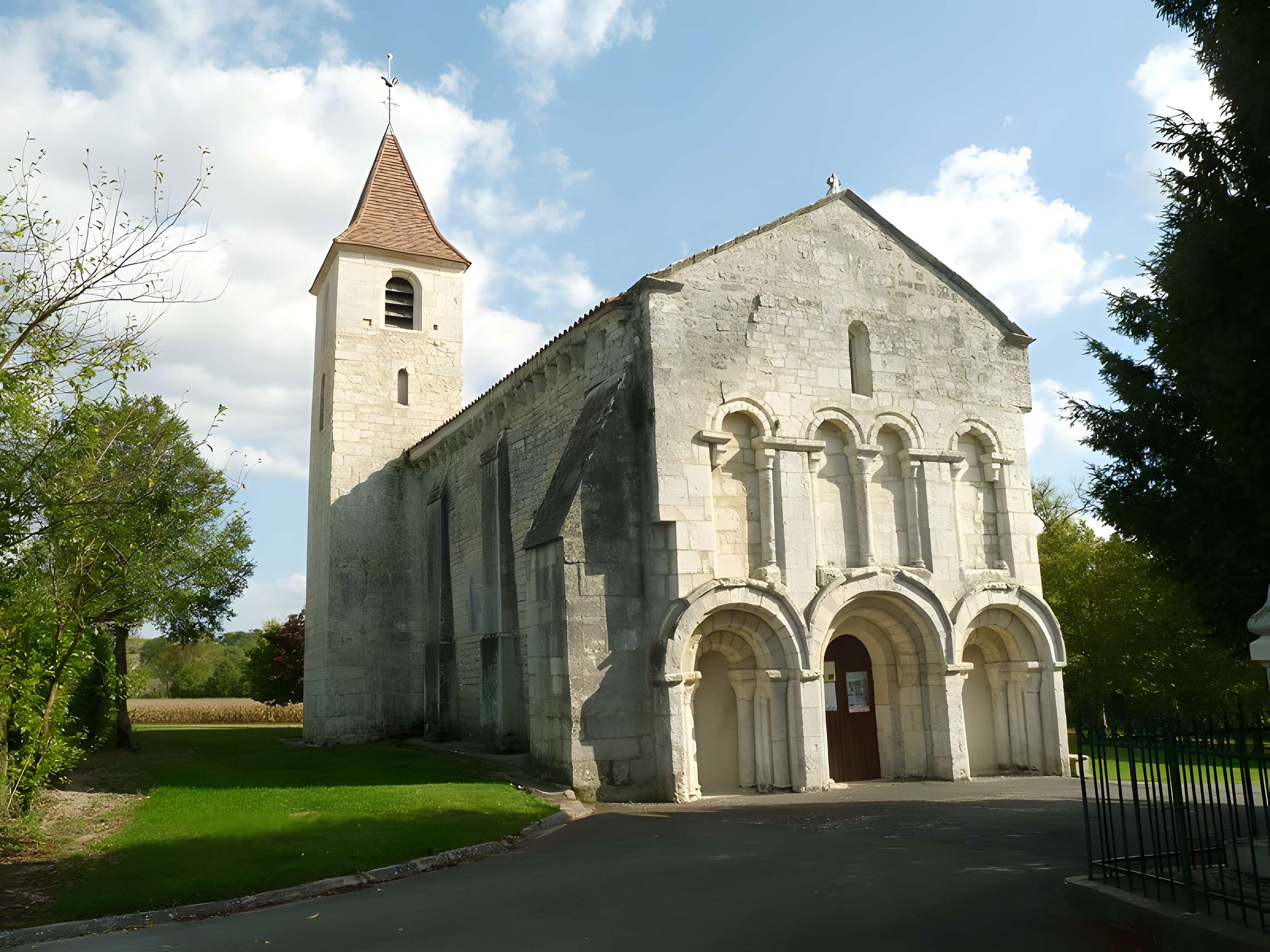 Église Saint-Médard de Ladiville