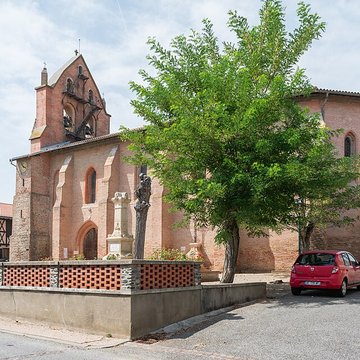 Église Saint-Michel de Gratens et croix