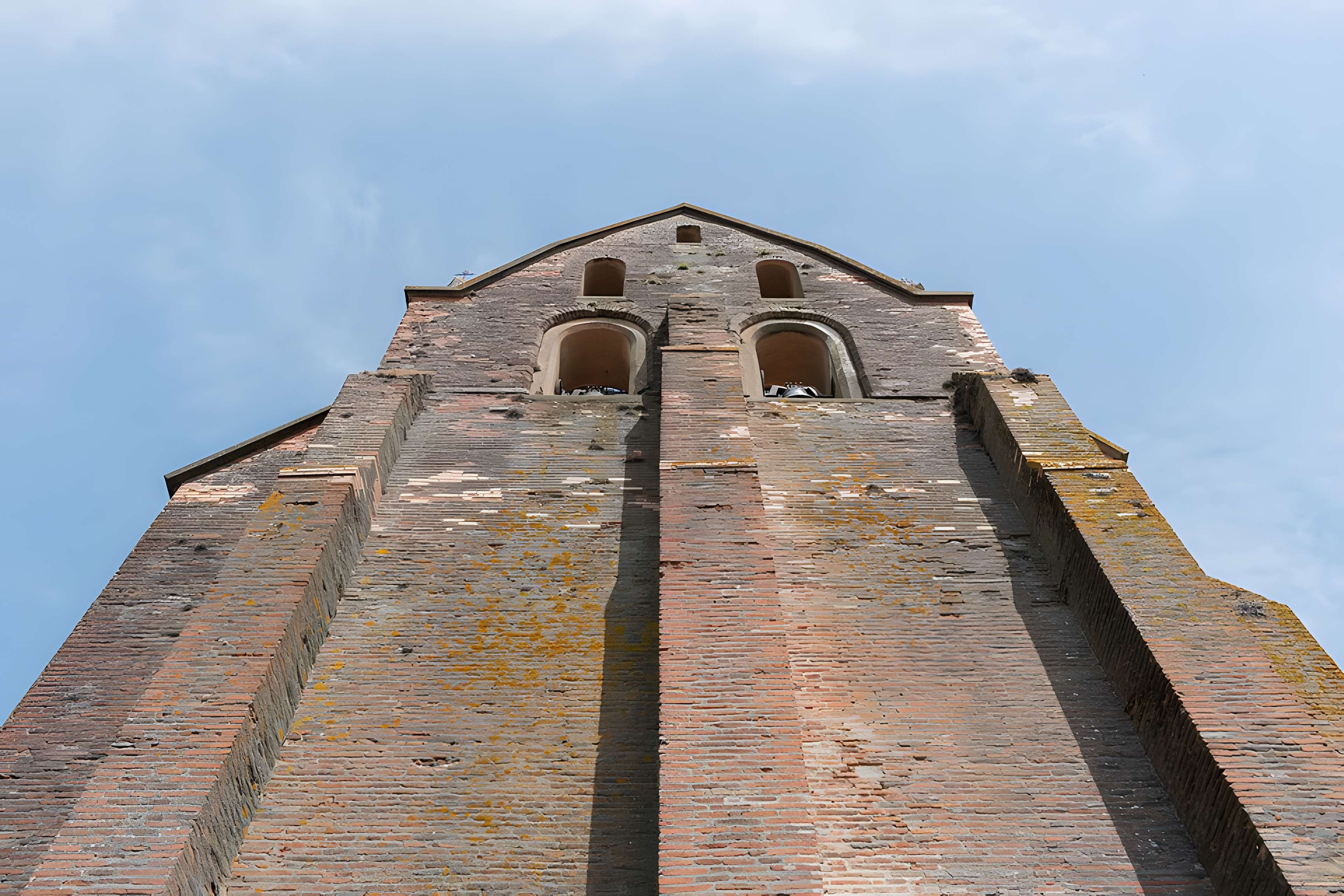 Église Saint-Michel de Gratens et croix