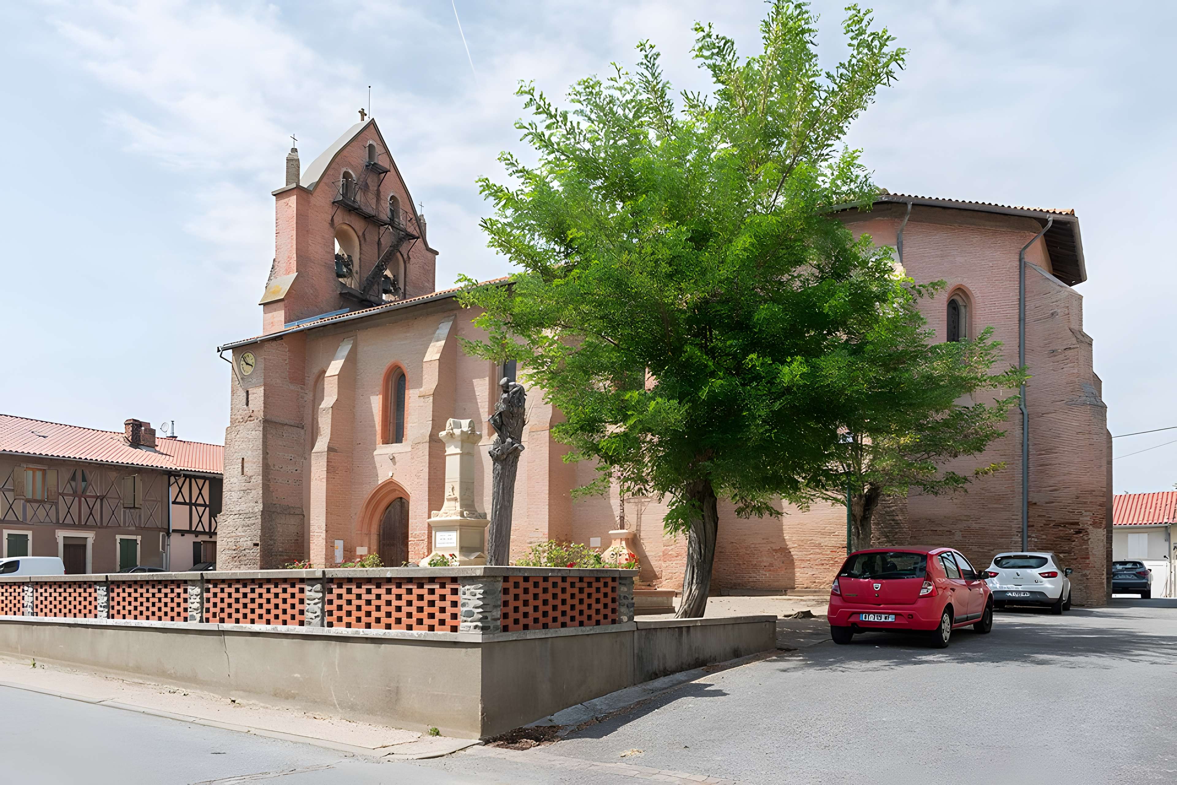 Église Saint-Michel de Gratens et croix