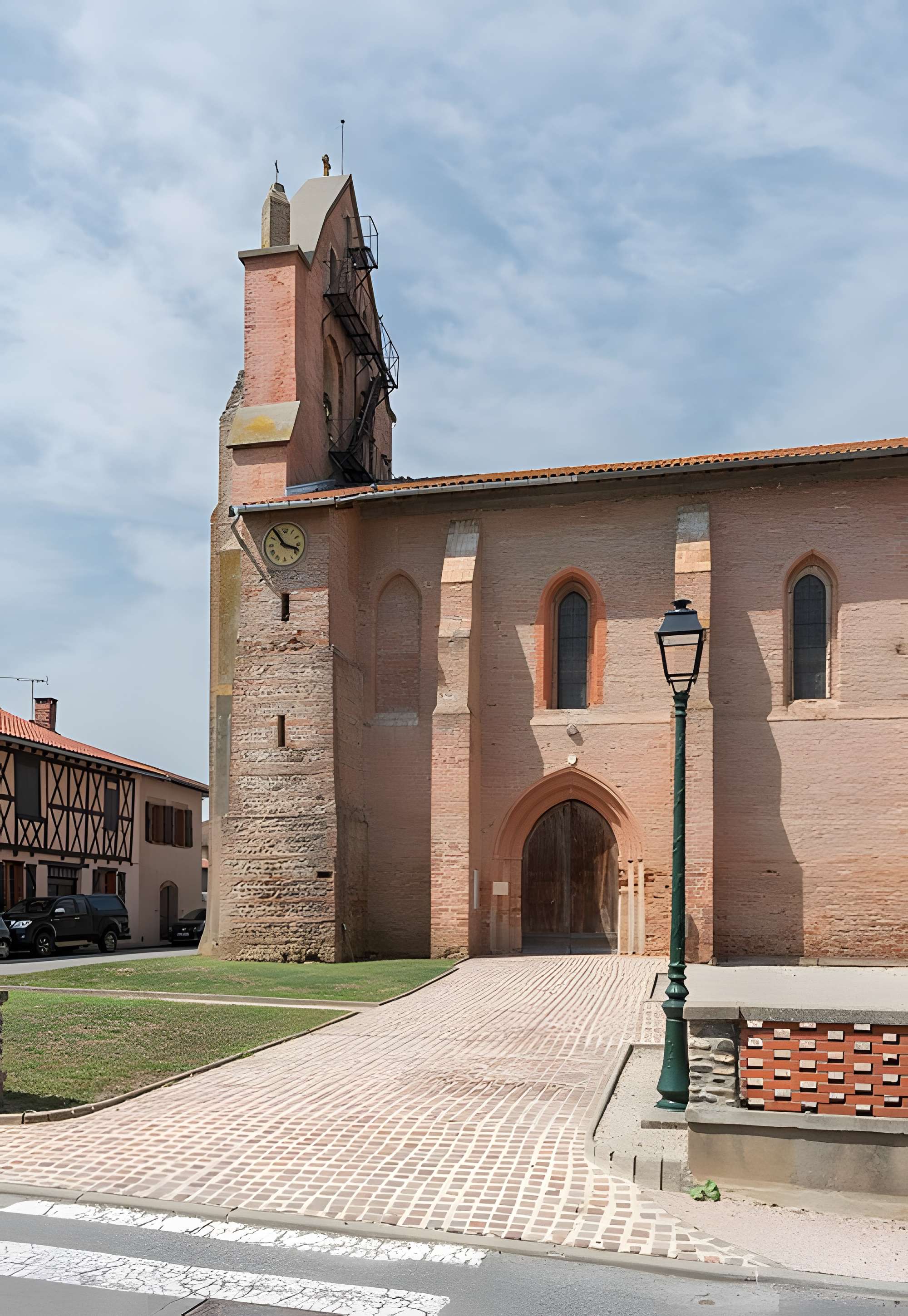Église Saint-Michel de Gratens et croix
