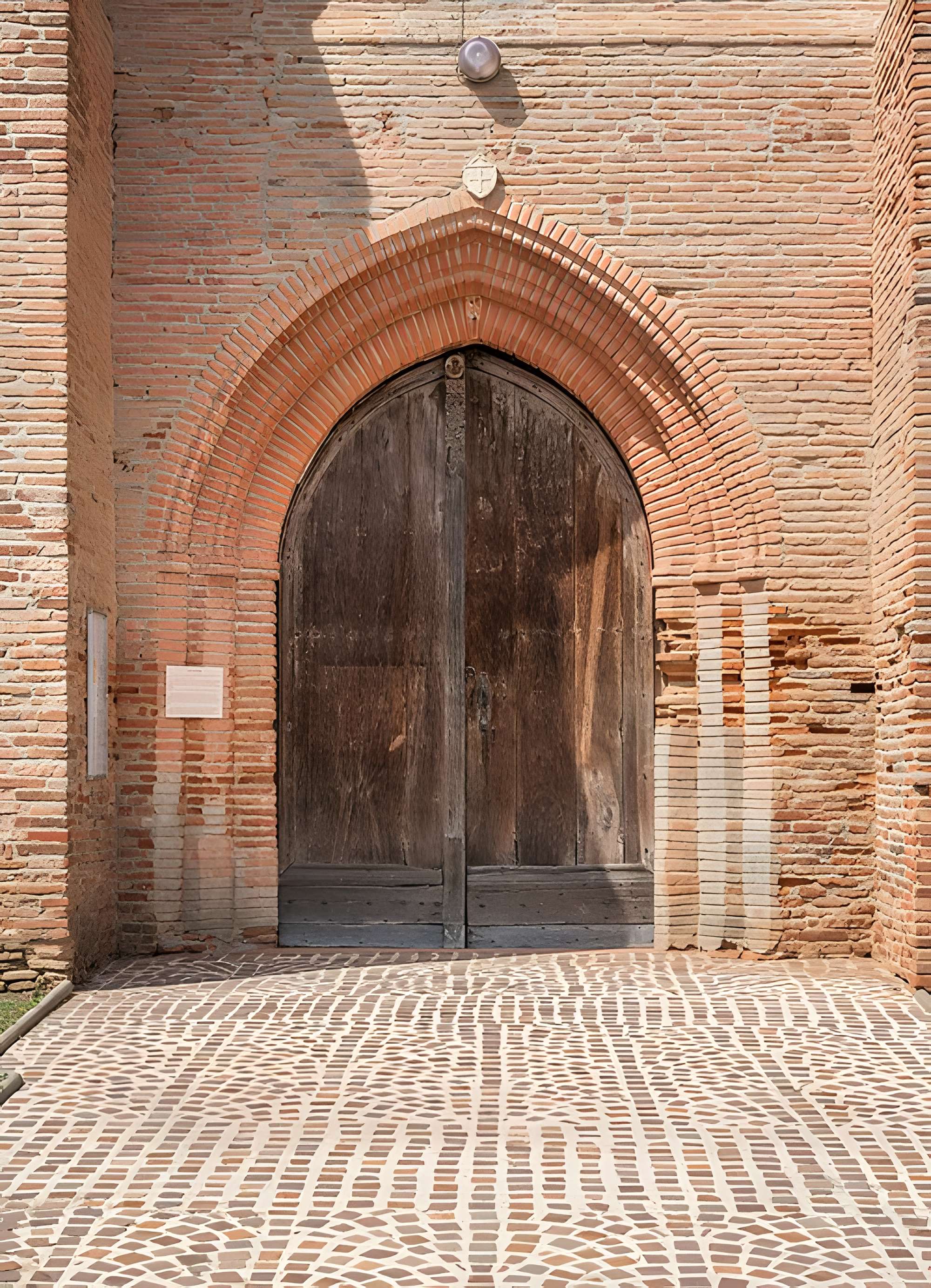 Église Saint-Michel de Gratens et croix
