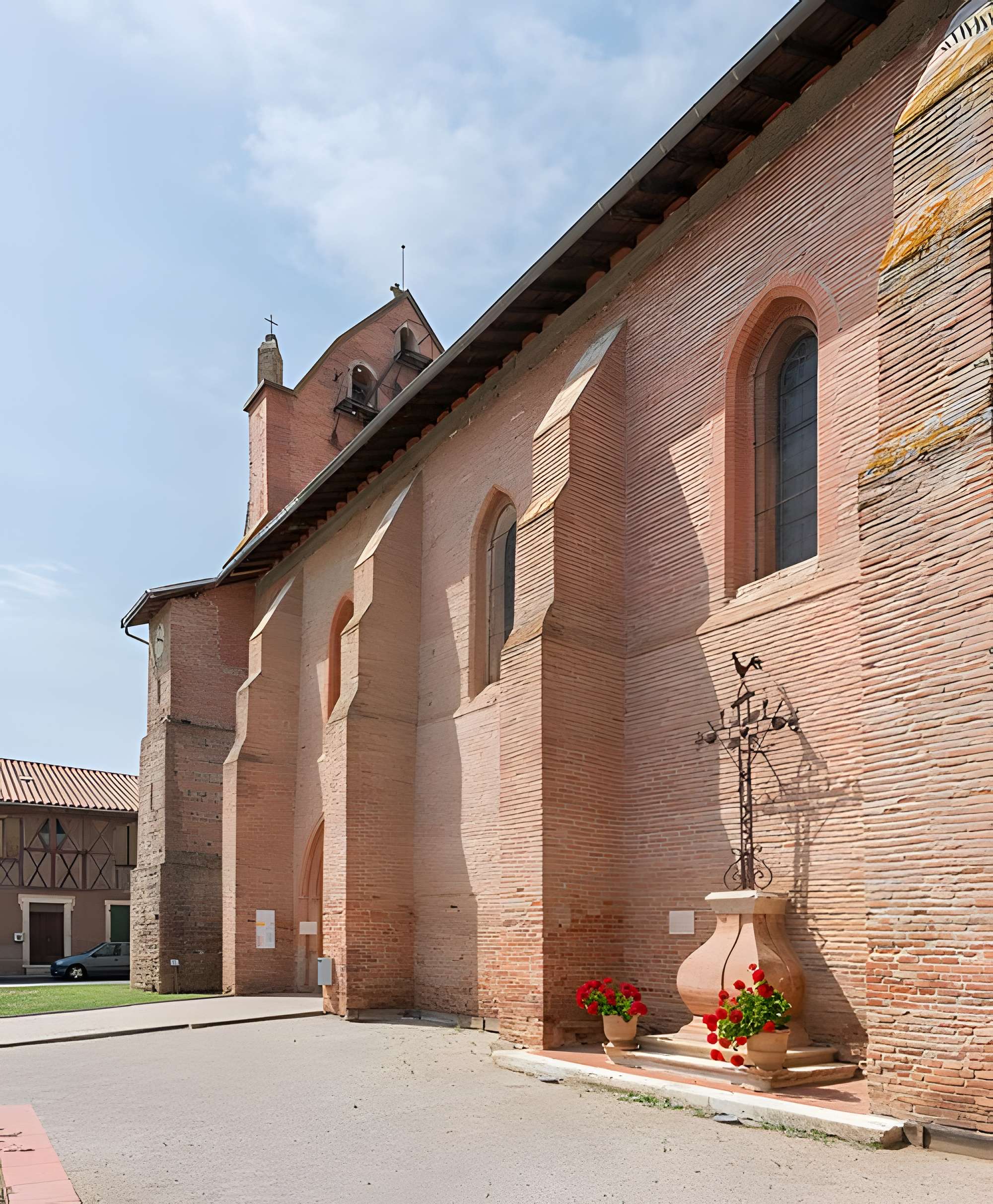 Église Saint-Michel de Gratens et croix