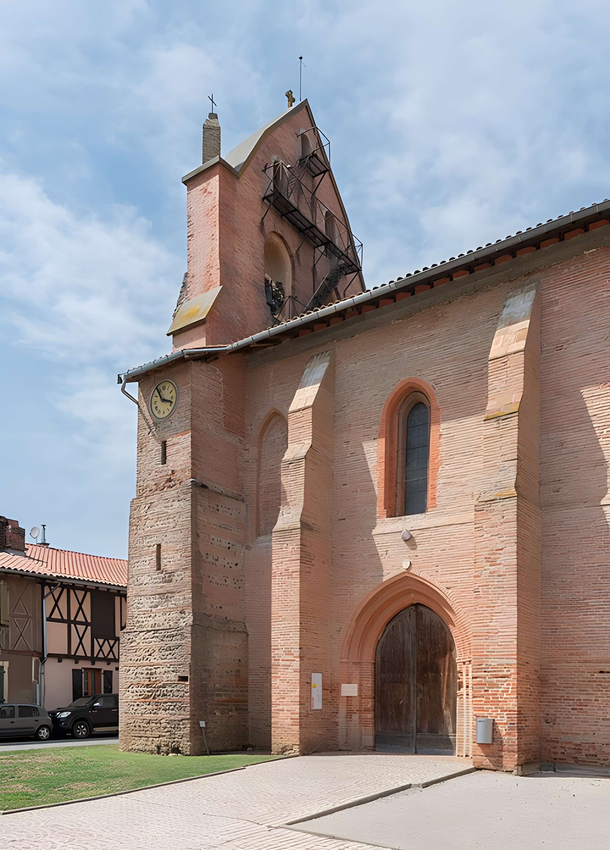 Église Saint-Michel de Gratens et croix
