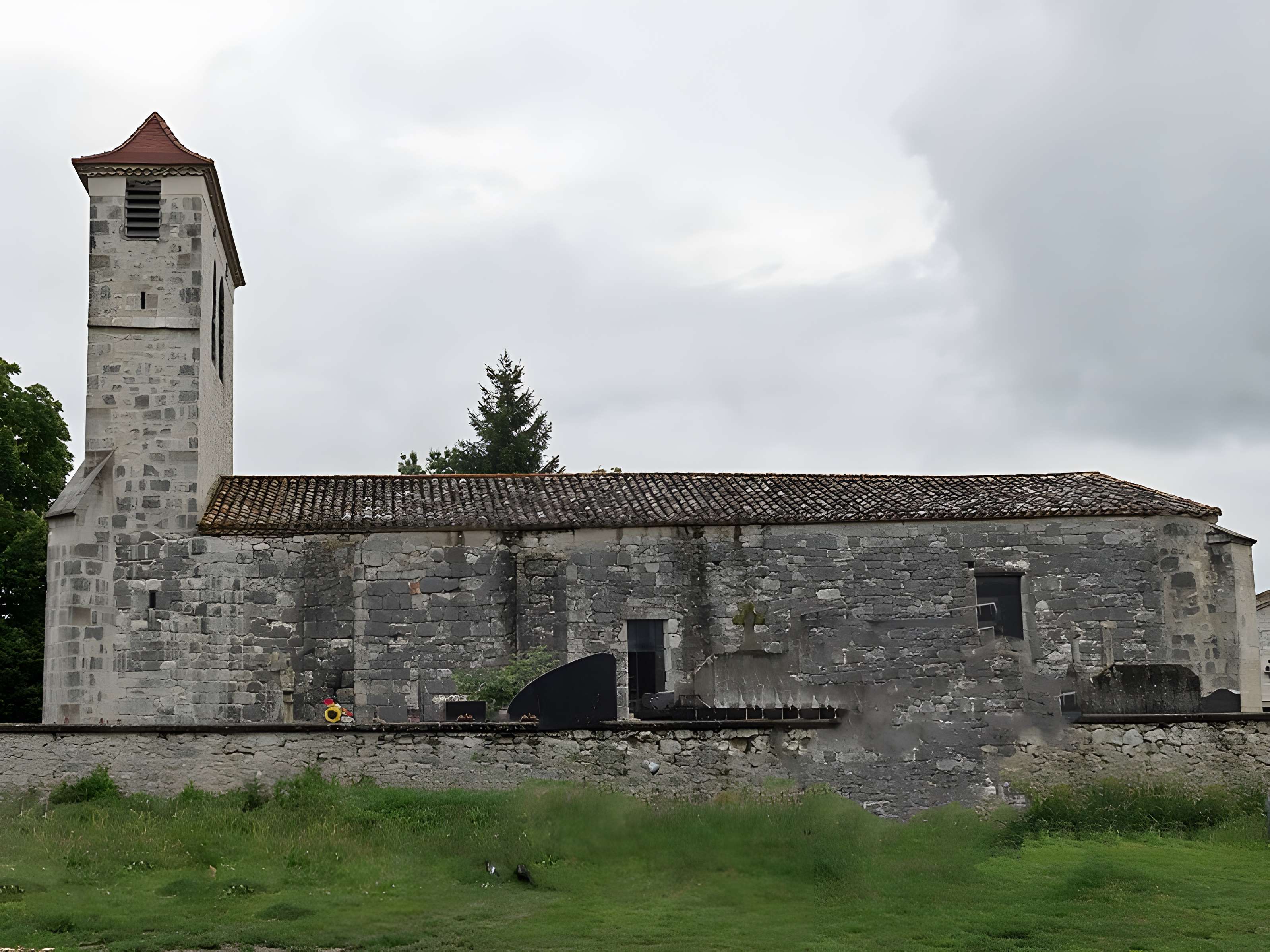 Eglise Saint-Michel de Lestignac et cimetière
