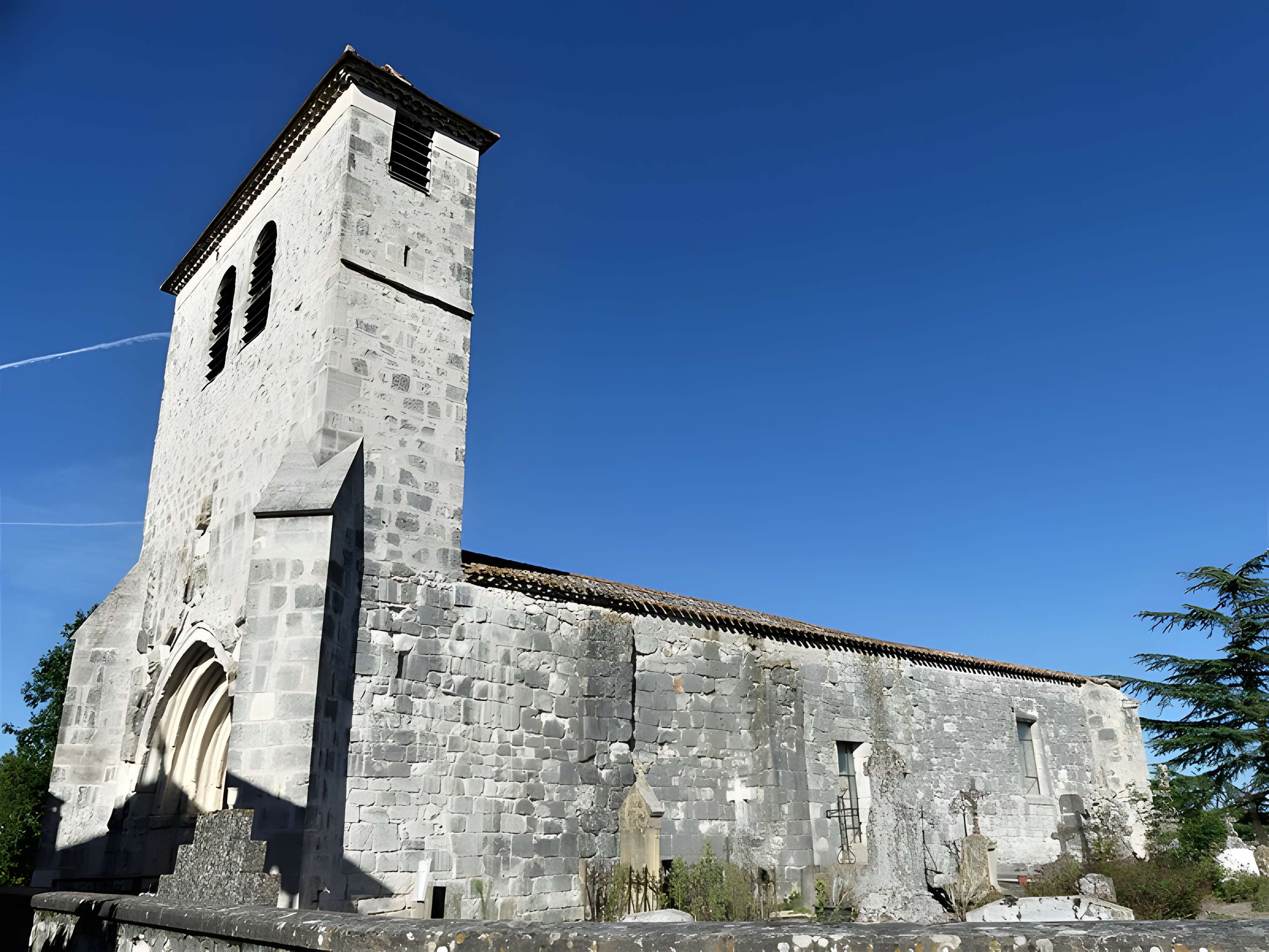 Eglise Saint-Michel de Lestignac et cimetière