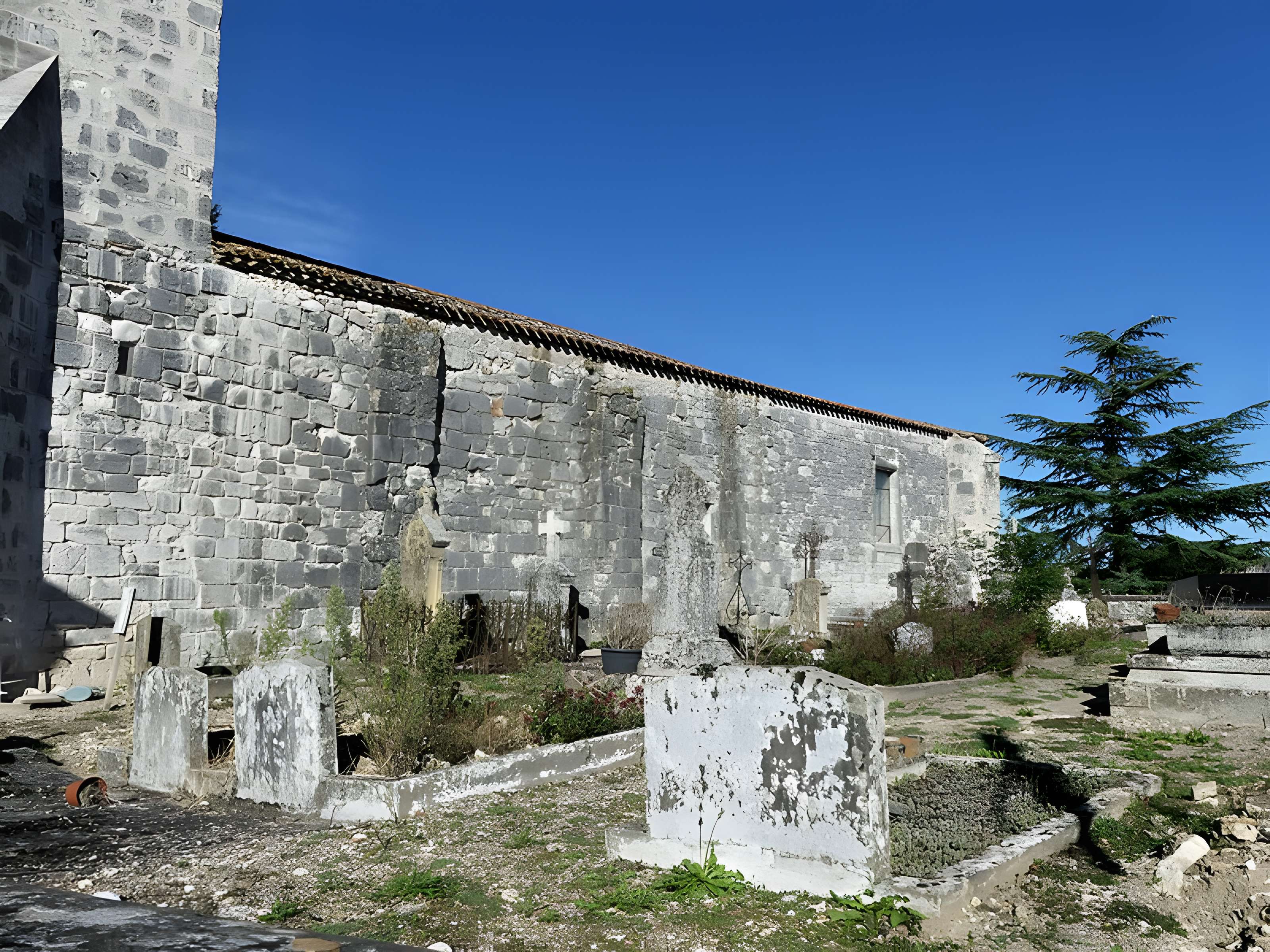 Eglise Saint-Michel de Lestignac et cimetière