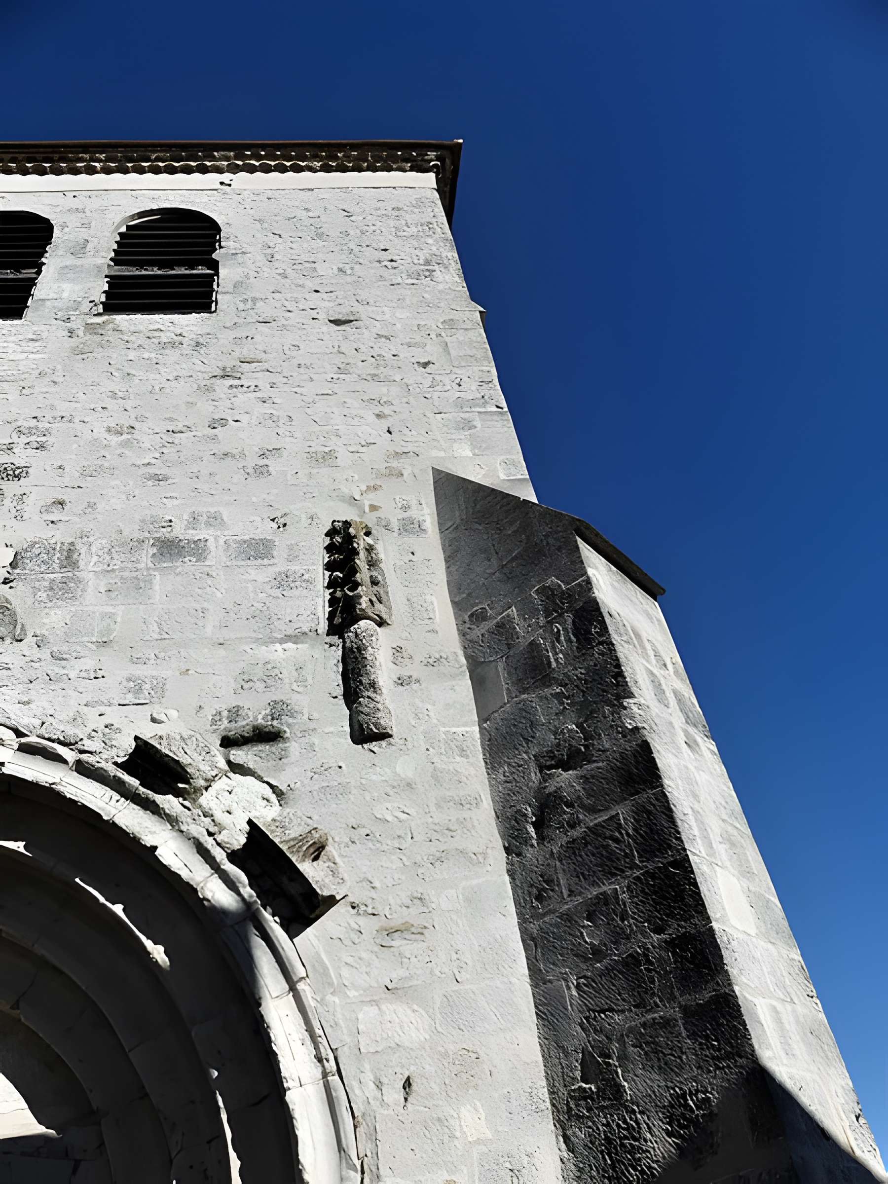 Eglise Saint-Michel de Lestignac et cimetière