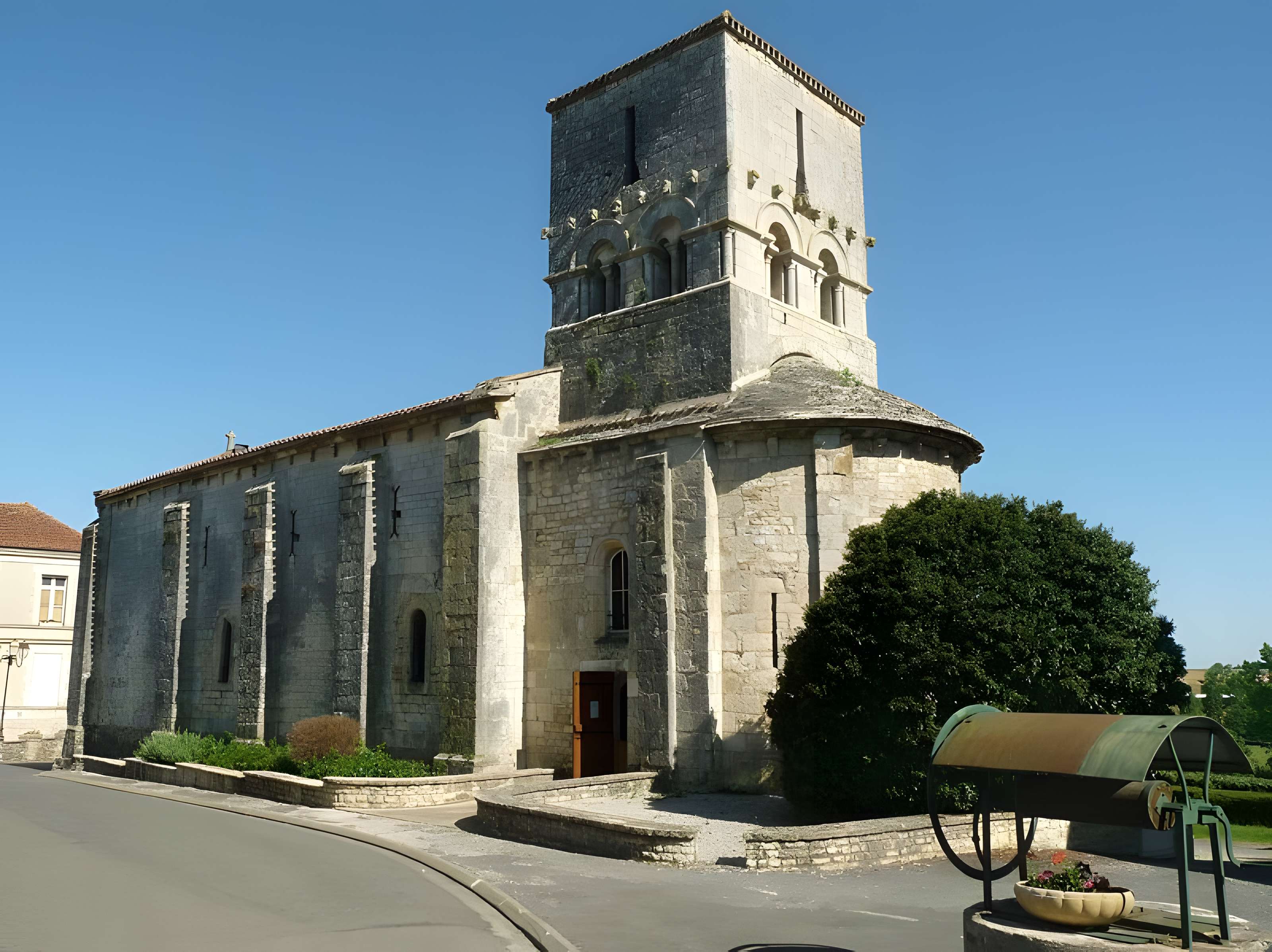 Église Saint-Michel de Saint-Angeau 