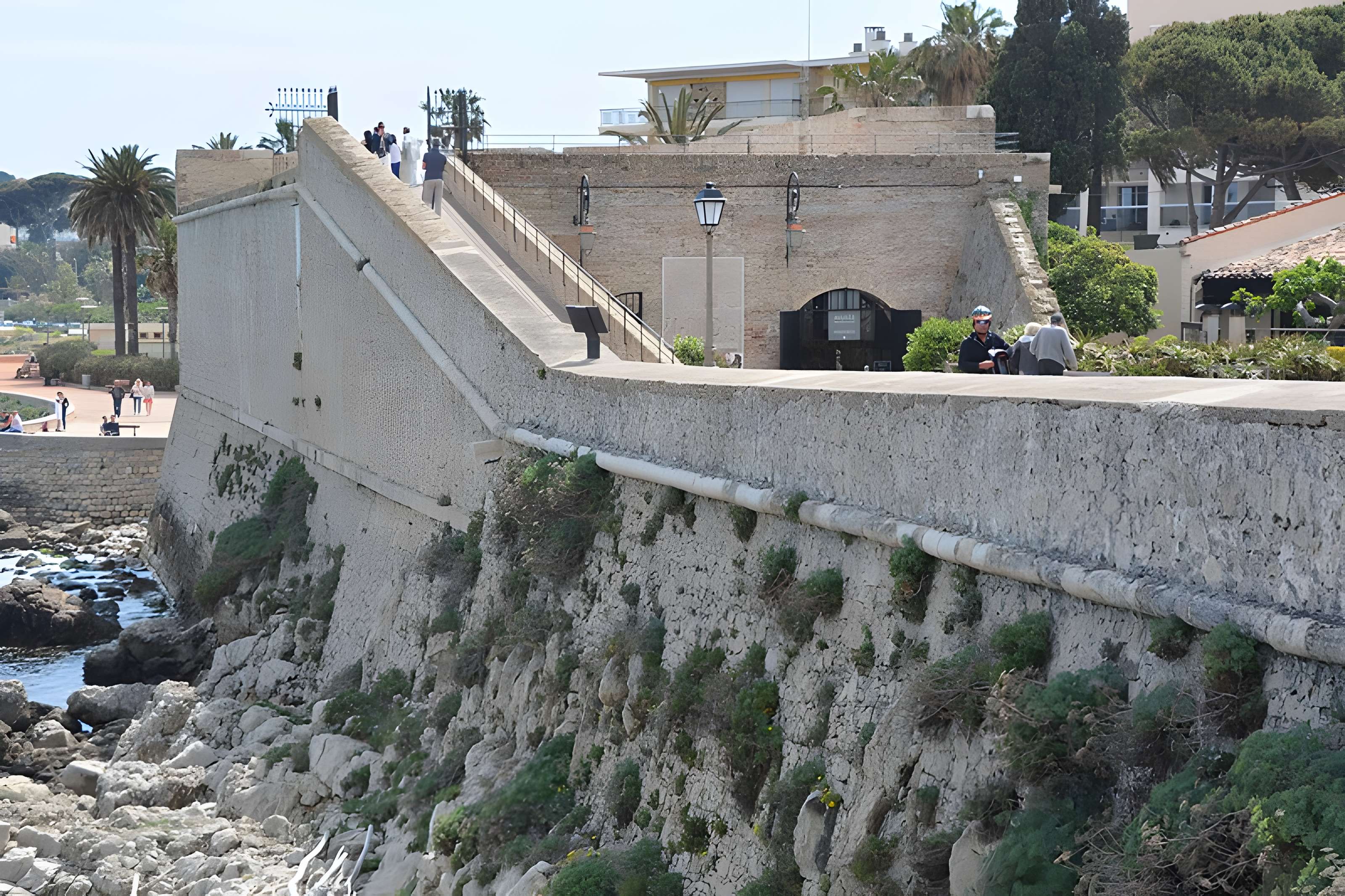 Remparts et demi-bastion 17 dit Fort Saint-André