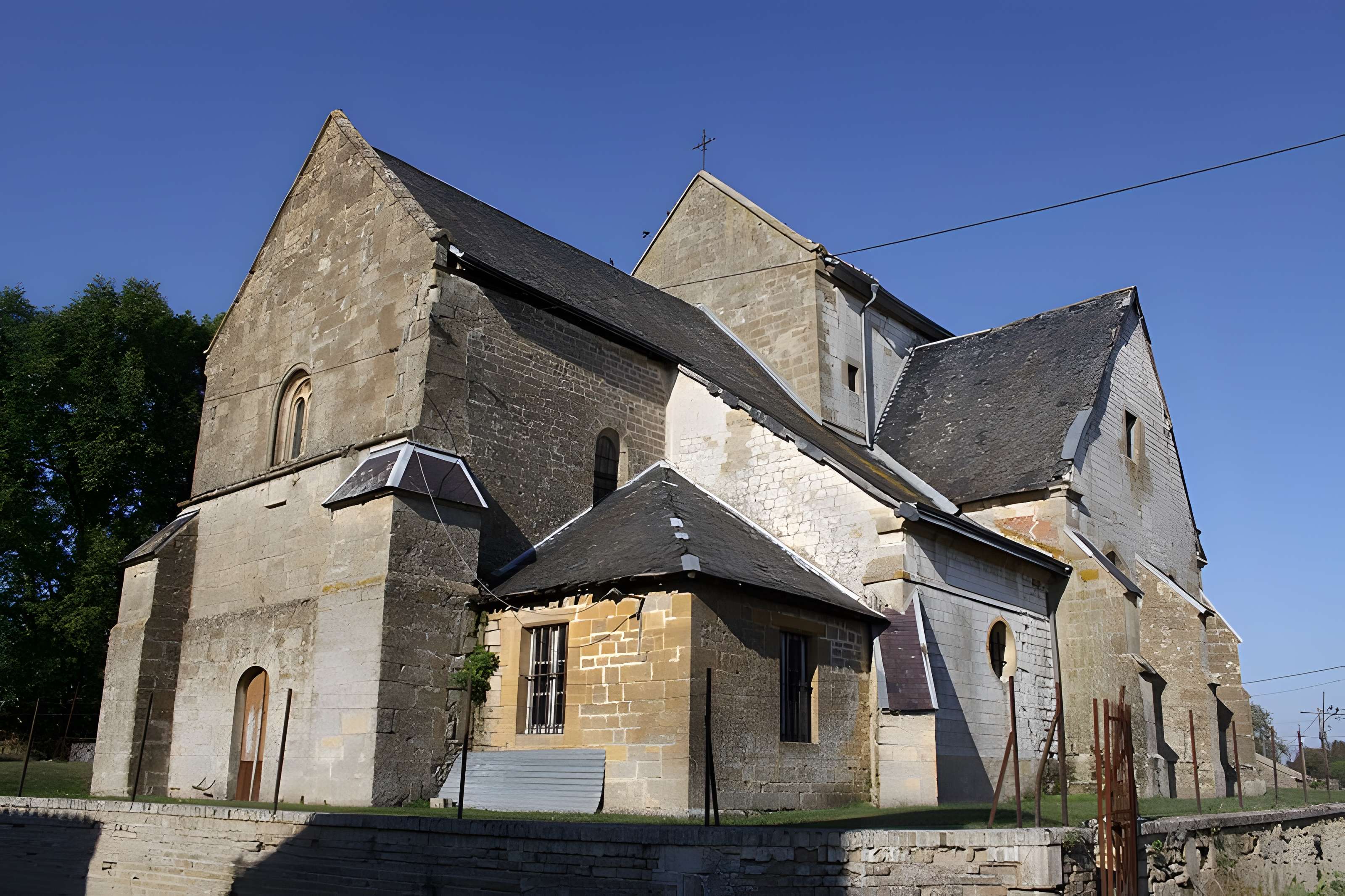 Eglise, cimetière et fontaine Saint-Pierre