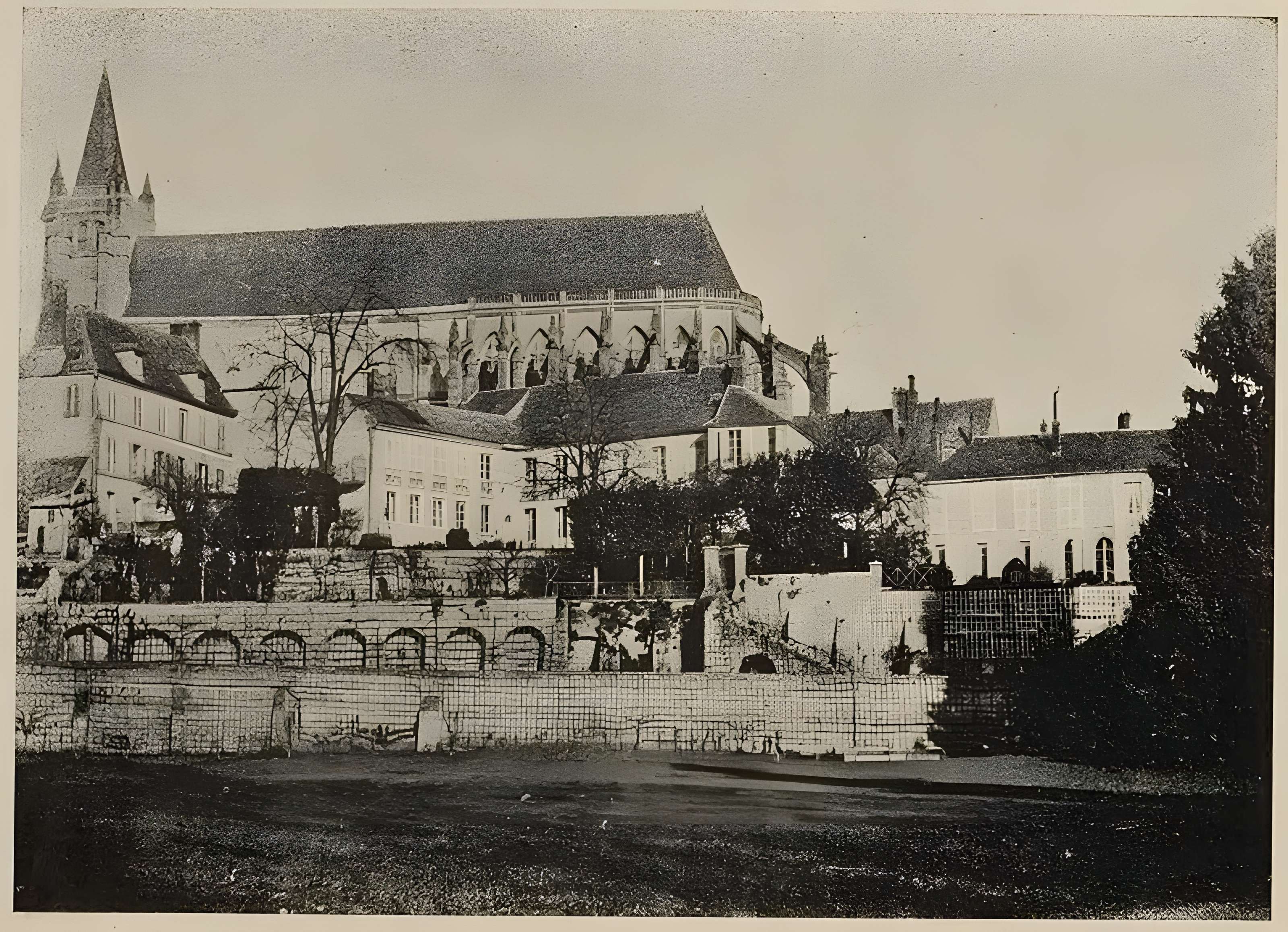 Église Saint-Pierre de Montfort-l'Amaury