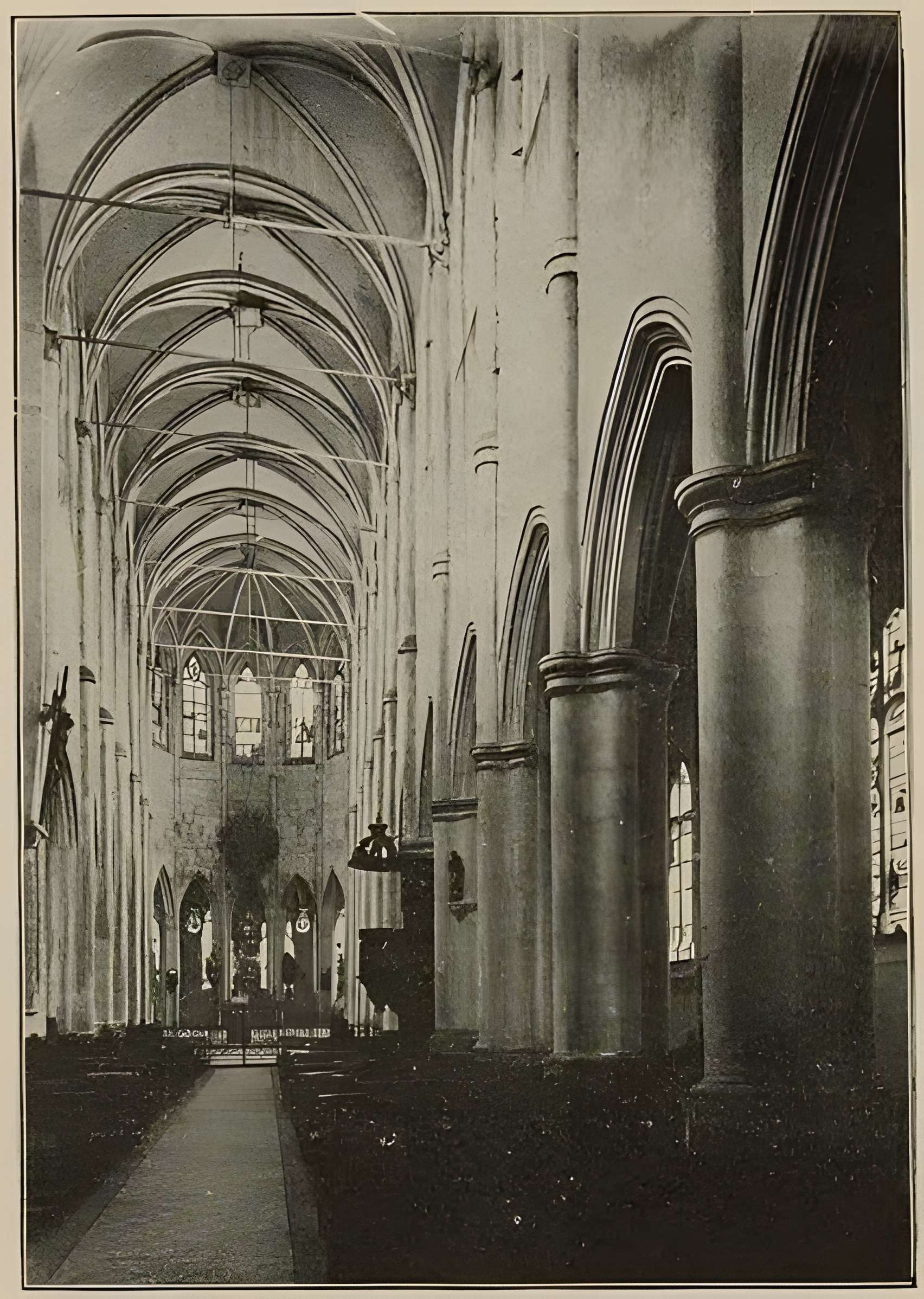 Église Saint-Pierre de Montfort-l'Amaury