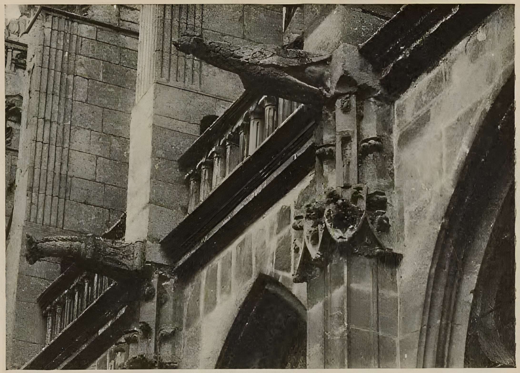 Église Saint-Pierre de Montfort-l'Amaury