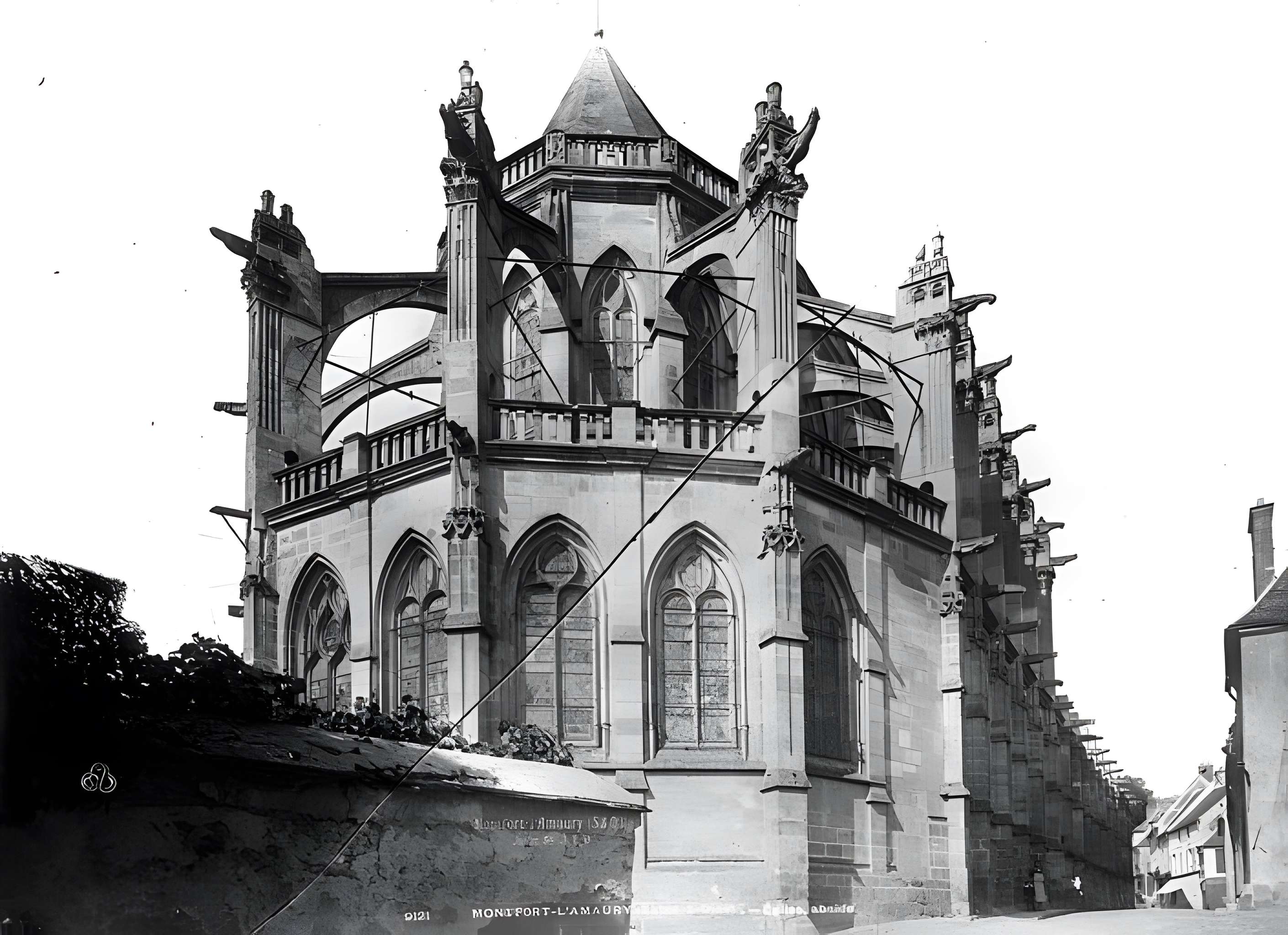 Église Saint-Pierre de Montfort-l'Amaury