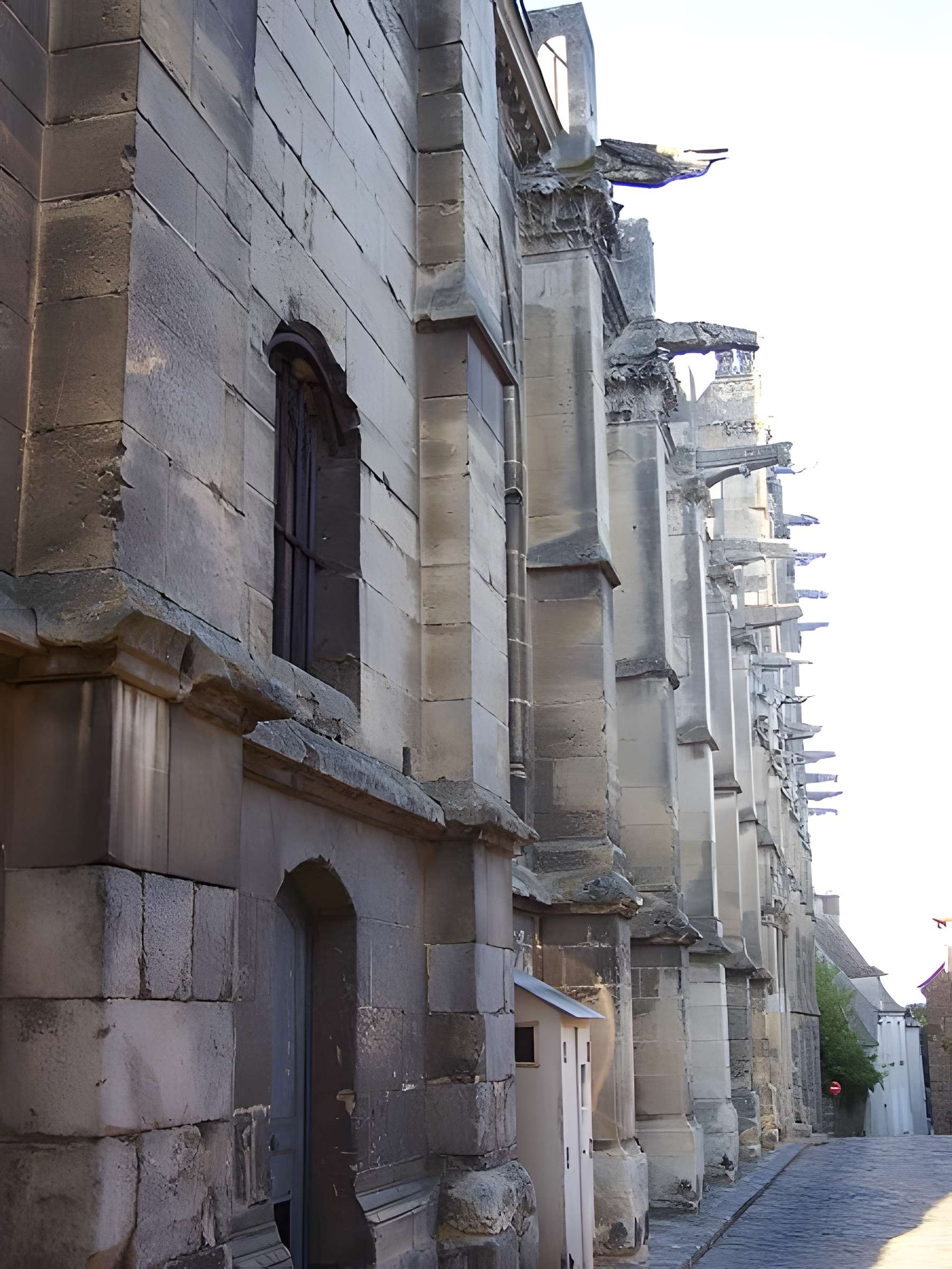Église Saint-Pierre de Montfort-l'Amaury