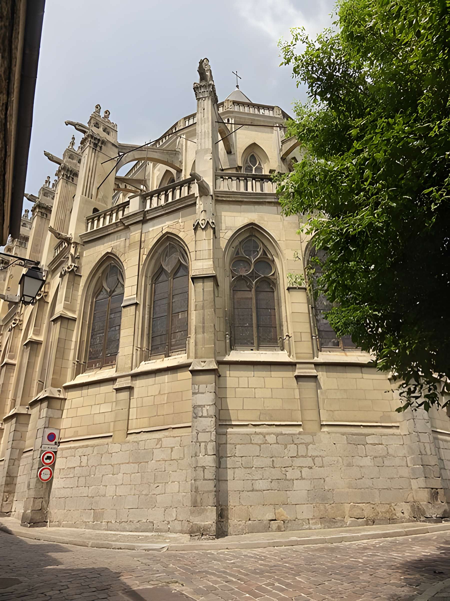 Église Saint-Pierre de Montfort-l'Amaury