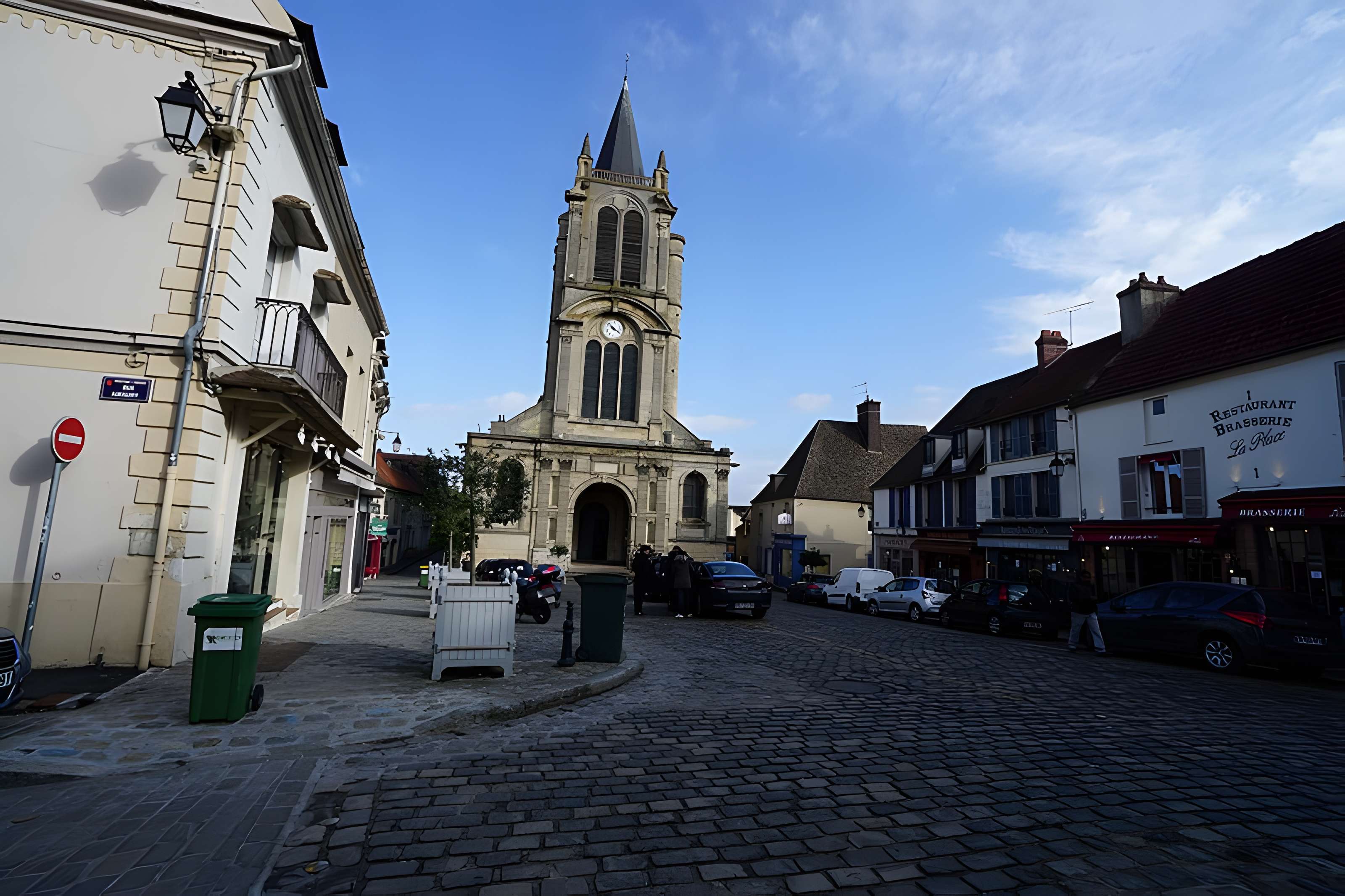 Église Saint-Pierre de Montfort-l'Amaury