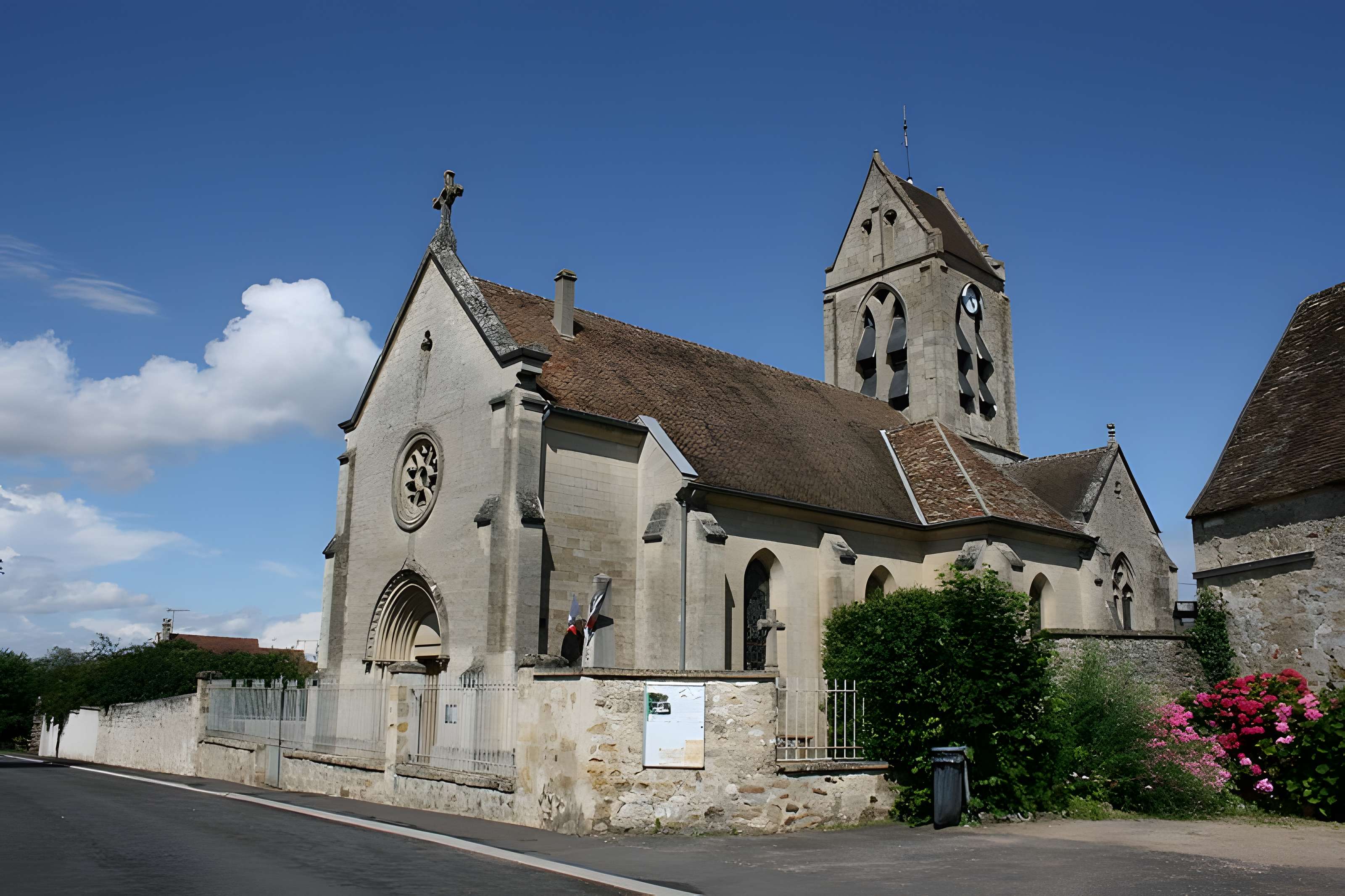 Église Saint-Pierre de Puiseux-Pontoise et 2 croix 