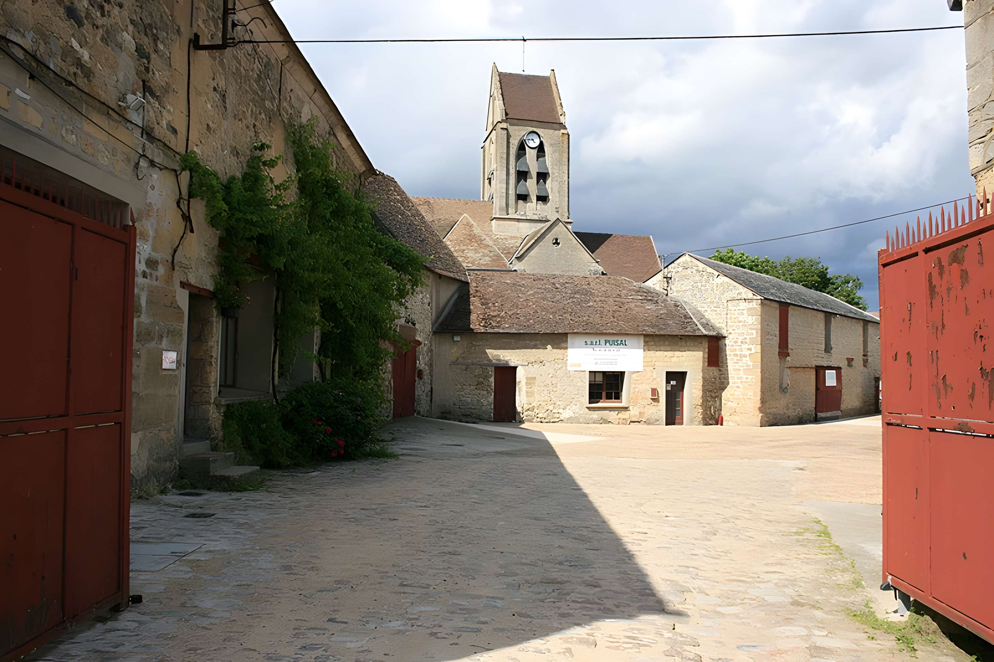 Église Saint-Pierre de Puiseux-Pontoise et 2 croix